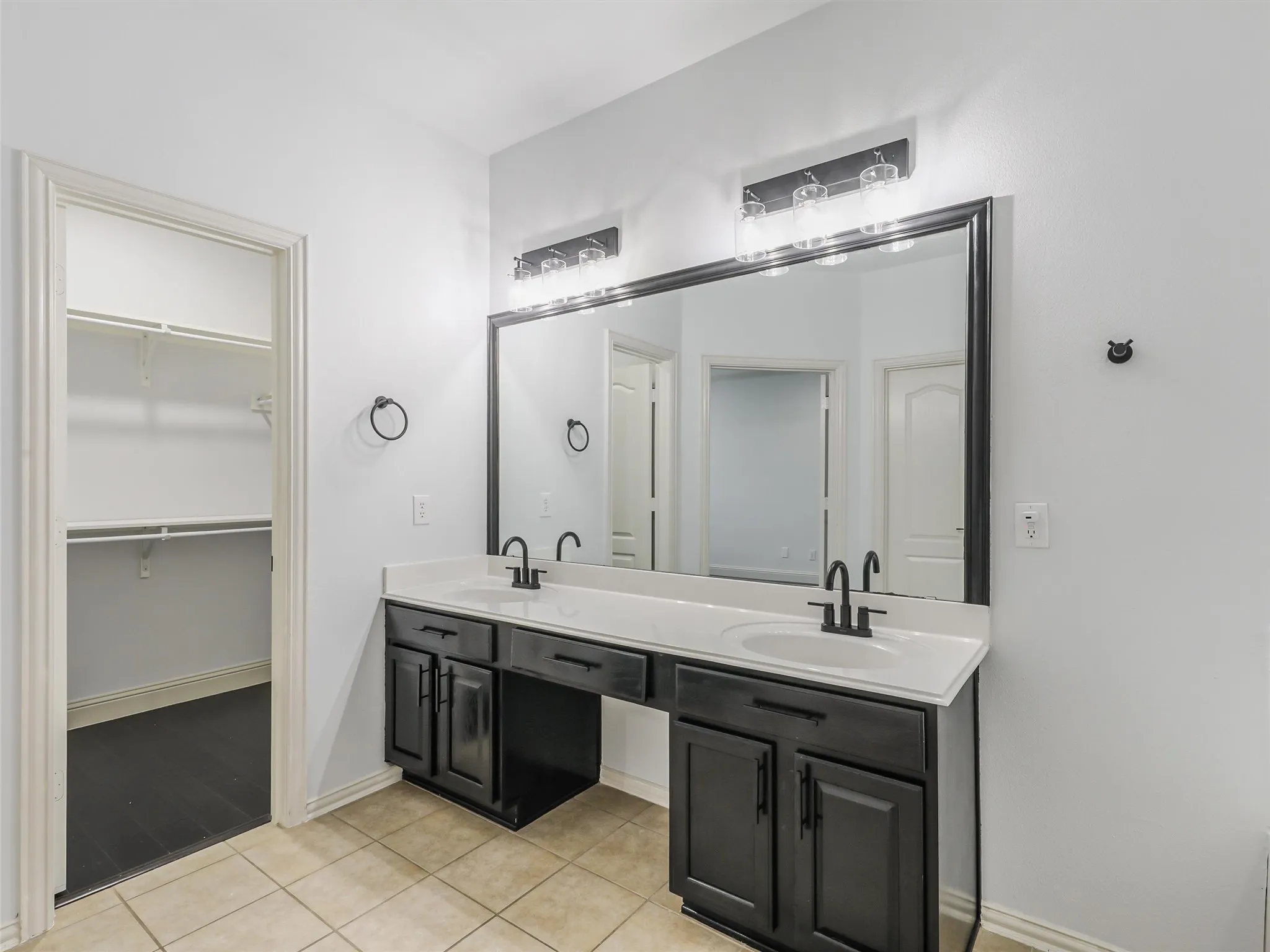 Separate Shower
Soaker Tub
Dual Sink vanity