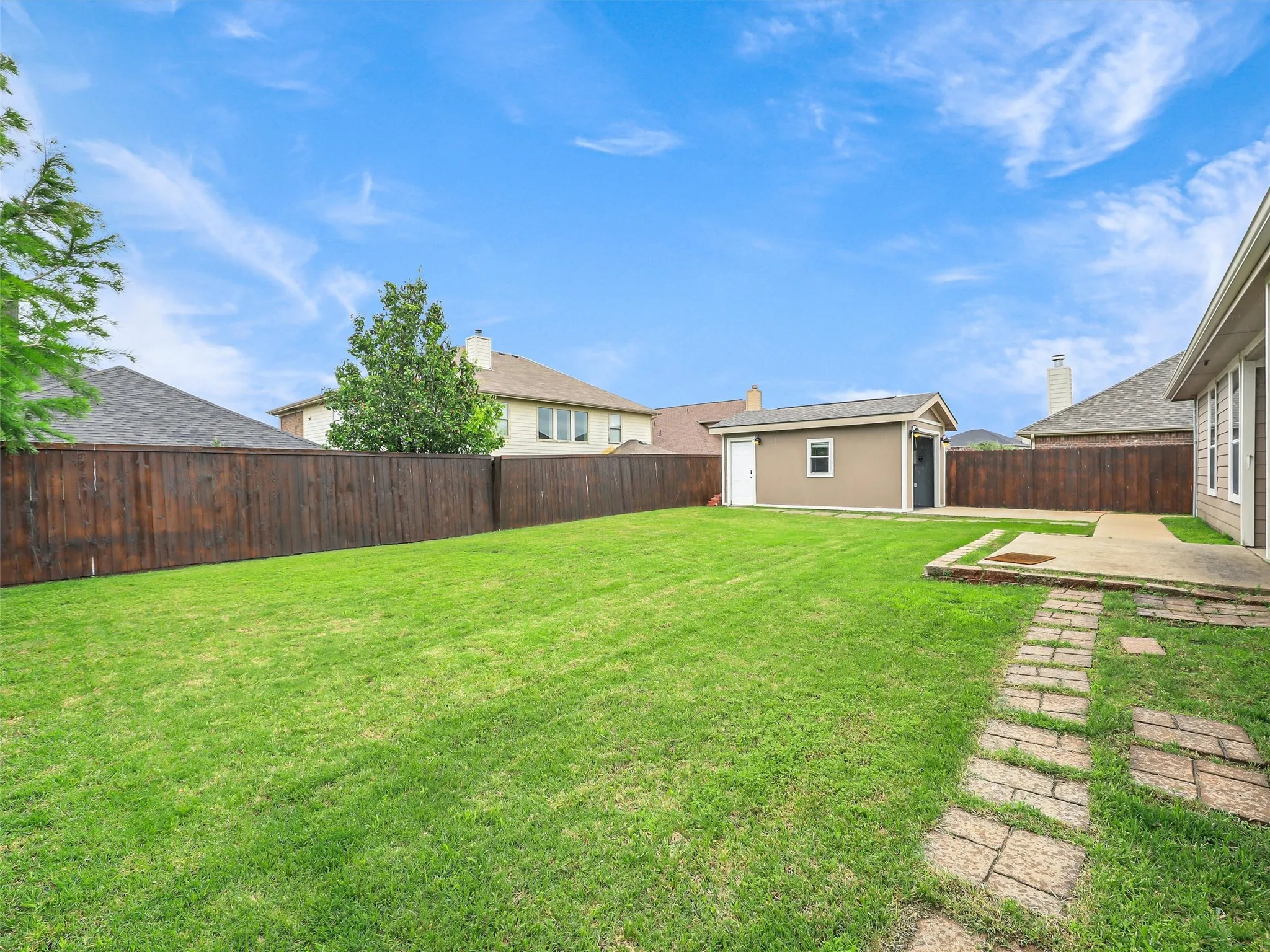 Backyard with patio
Workshop with AC / could house an extra car or motorcycle or a exercise or an ART STUDIO --  DOUBLE gates on fence area for ENTRY.