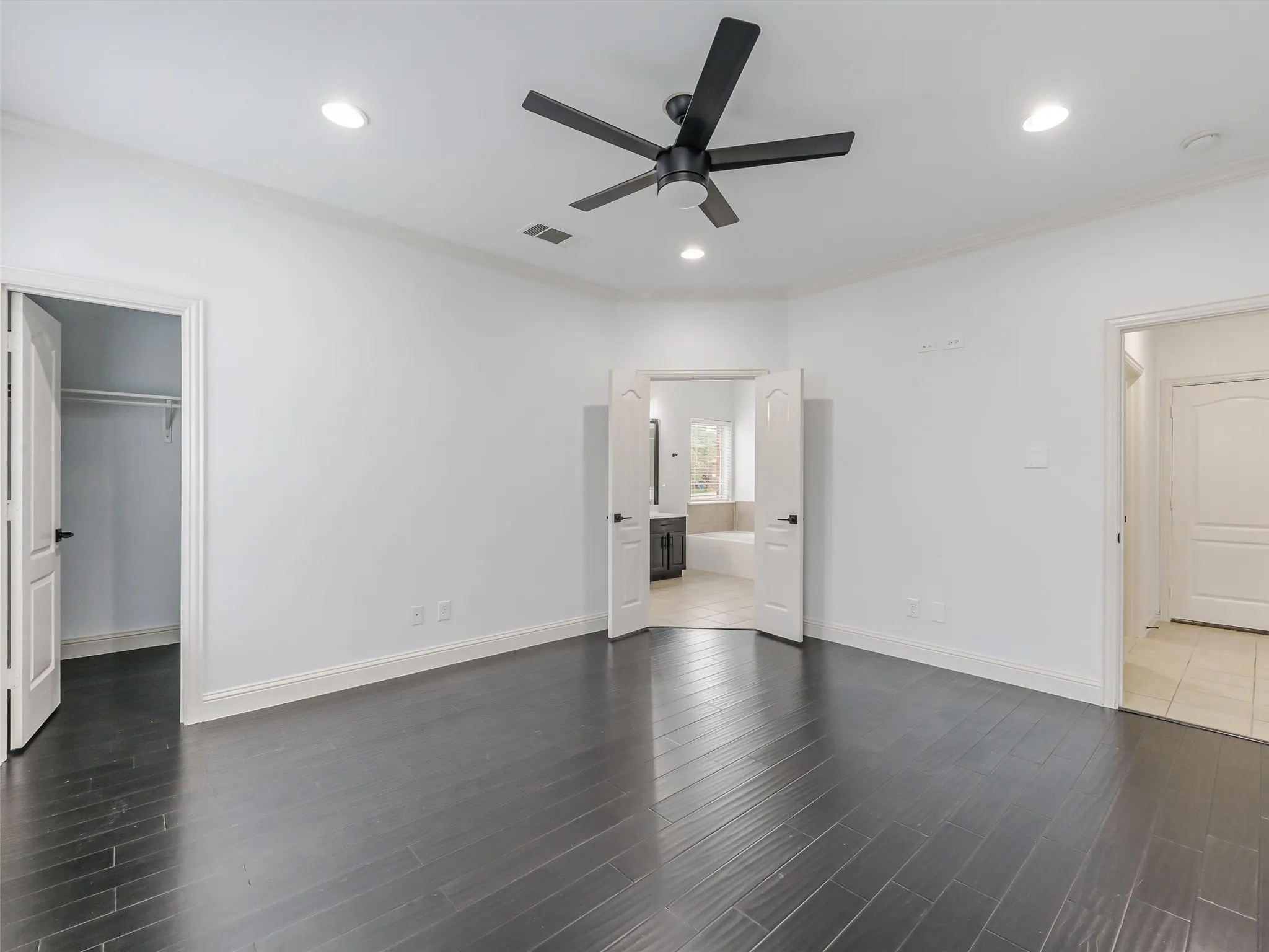 Crown Molding
Ceiling Fan with light fixture
Ensuite Bathroom
2 Walk-in Closets