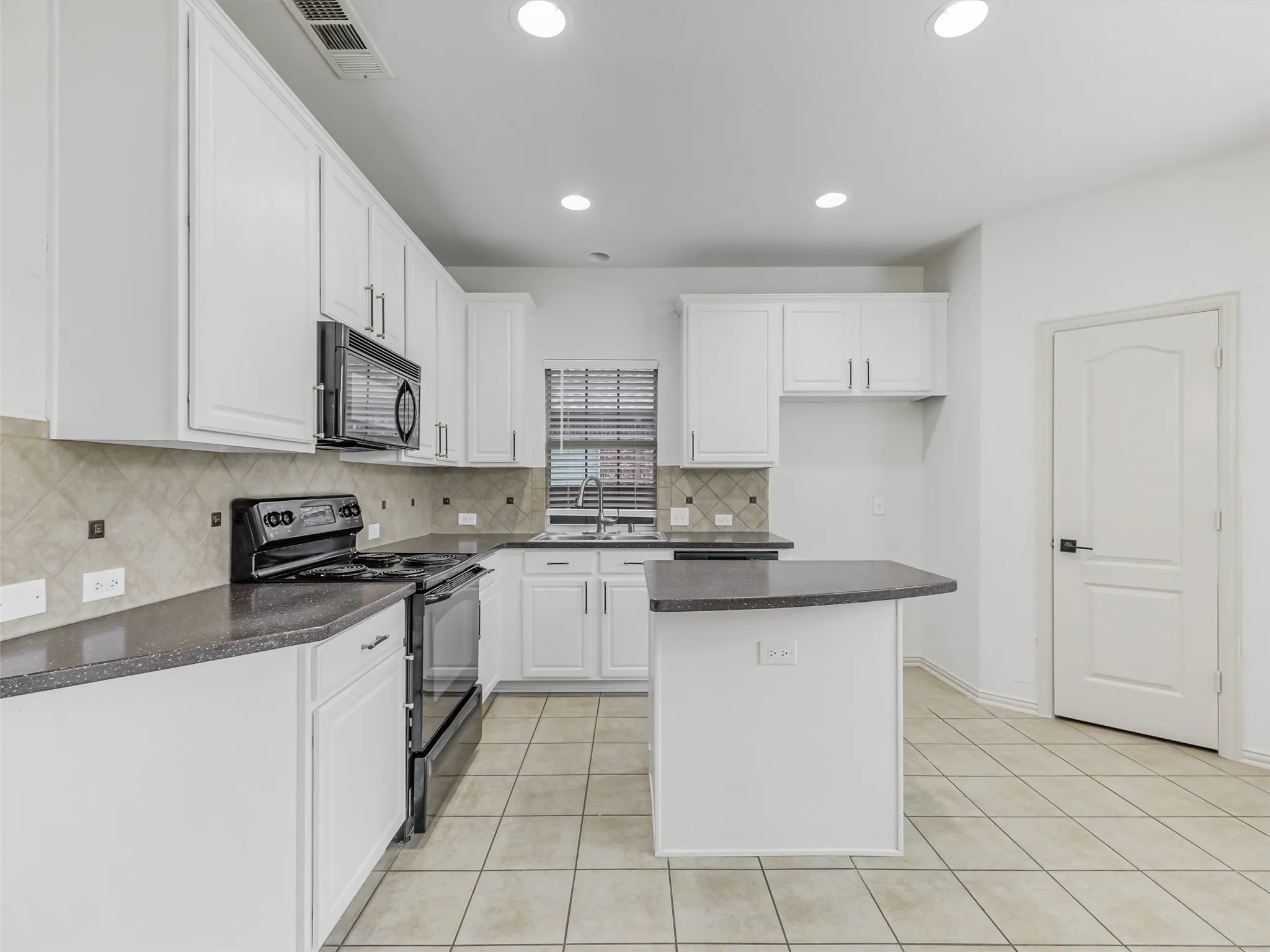 Electric Range
Built-in Microwave
Dishwasher