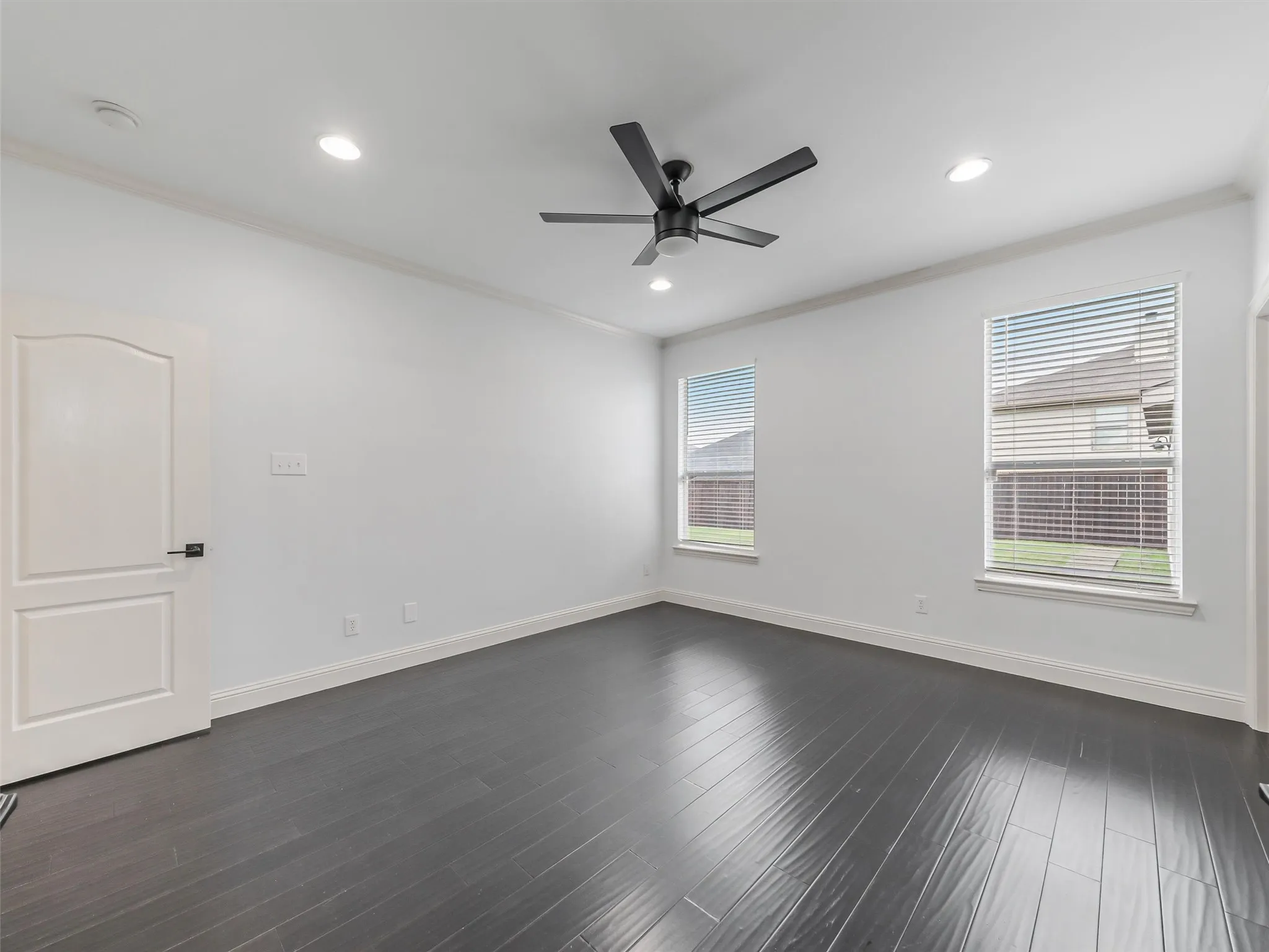 Crown Molding
Ceiling Fan with light fixture
Ensuite Bathroom
2 Walk-in Closets