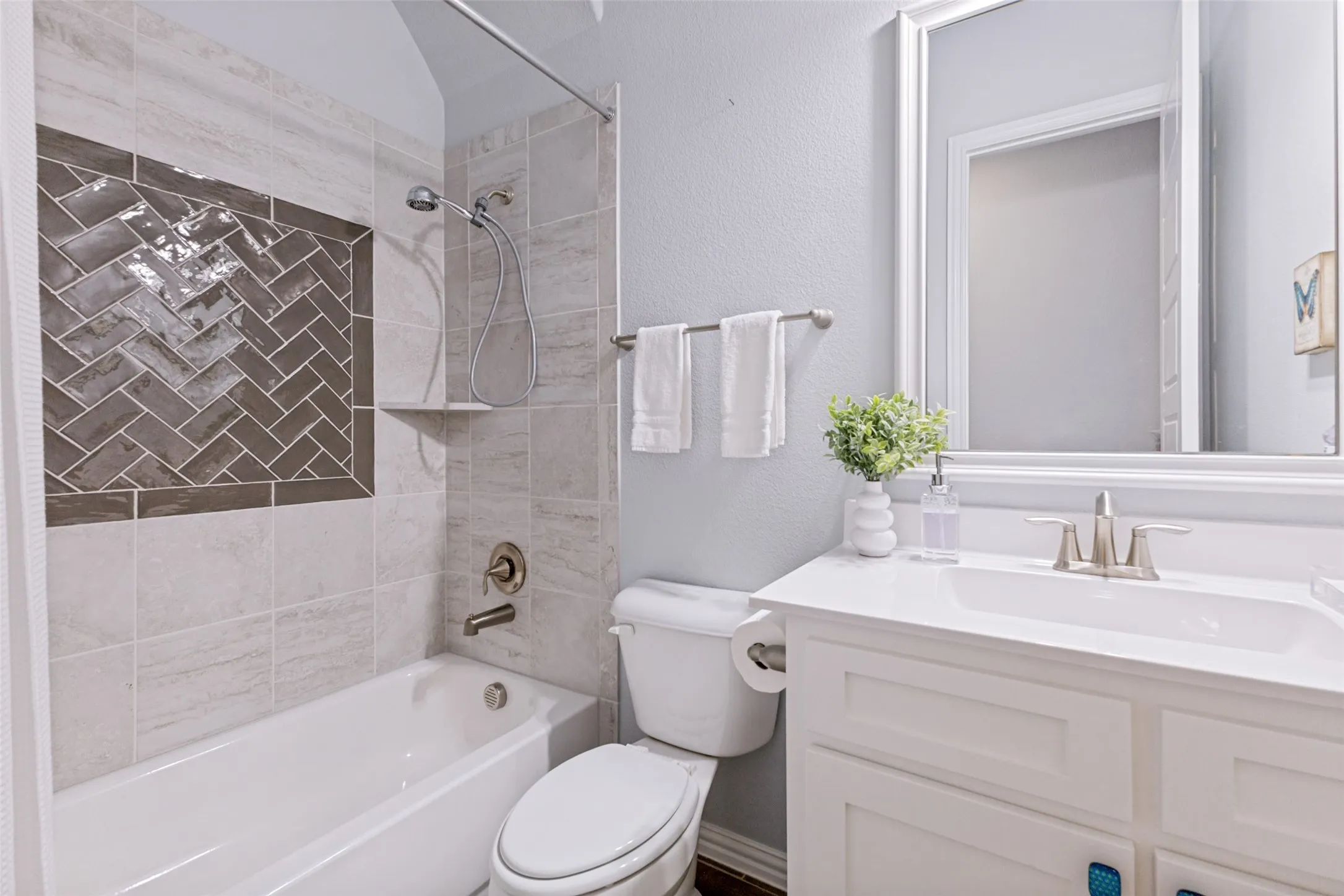 Single Family Residence For Sale in Rockwall County , 506 Life Spring Drive, Rockwall, Texas 75087, 4 Bedroom, 4 Bathroom, 4 Garage spaces, 3,701 Sqft, built in 2016, mls#21259818, Real Estate Agent in Rockwall, Homes For Sale in Rockwall county, Homes For Sale in Rockwall, Realtor in Rockwall Texas, Real Estate Brokerage Independent Realty Texas, Luminita Cordes Realtor