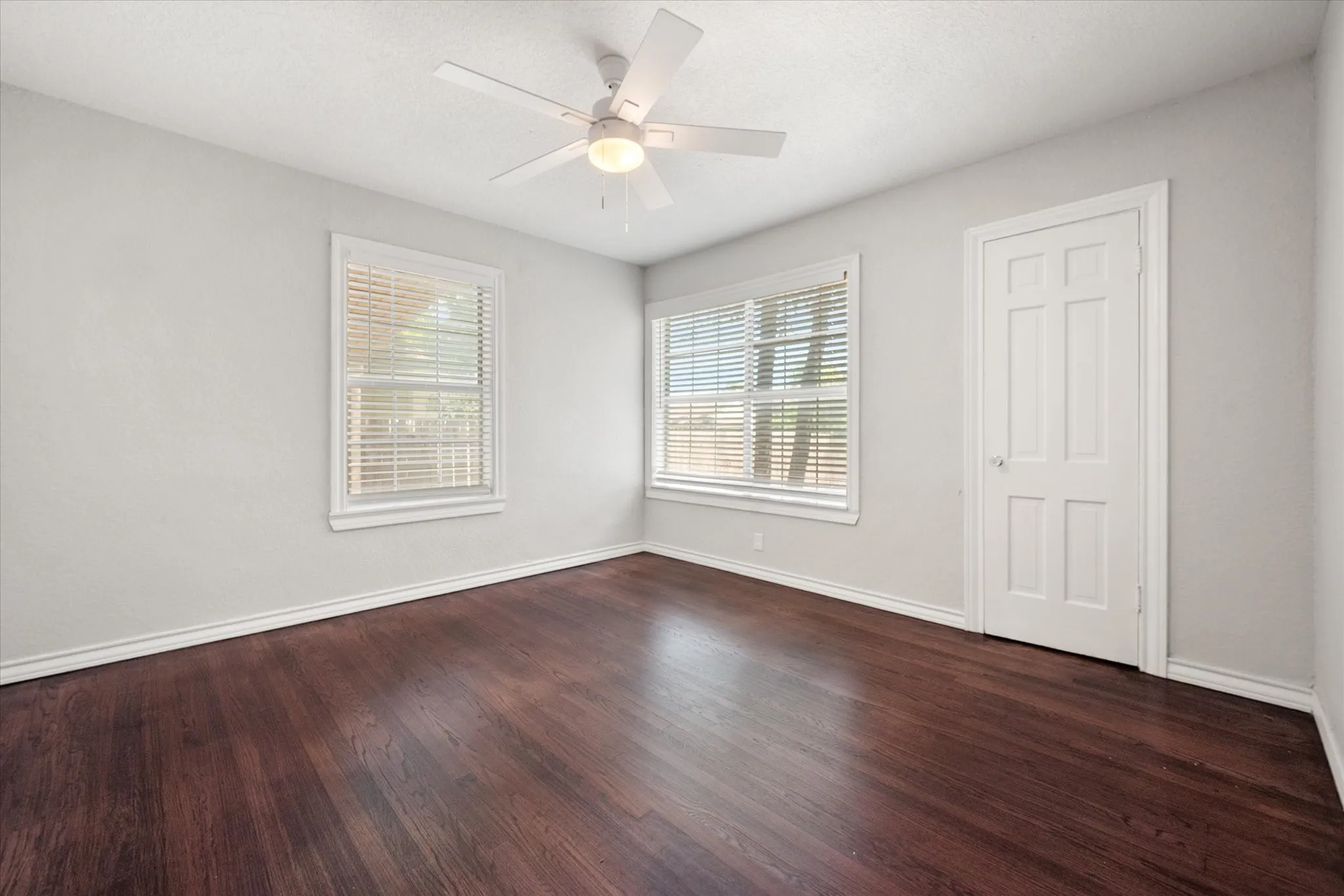 Single Family Residence For Sale in Tarrant County , 4521 Calmont Avenue, Fort Worth, Texas 76107, 3 Bedroom, 2 Bathroom, 1 Garage spaces, 1,389 Sqft, built in 1942, Preowned, mls#21259570, Real Estate Agent in Fort Worth, Homes For Sale in Tarrant county, Homes For Sale in Fort Worth, Realtor in Fort Worth Texas, Real Estate Brokerage Independent Realty Texas, Luminita Cordes Realtor