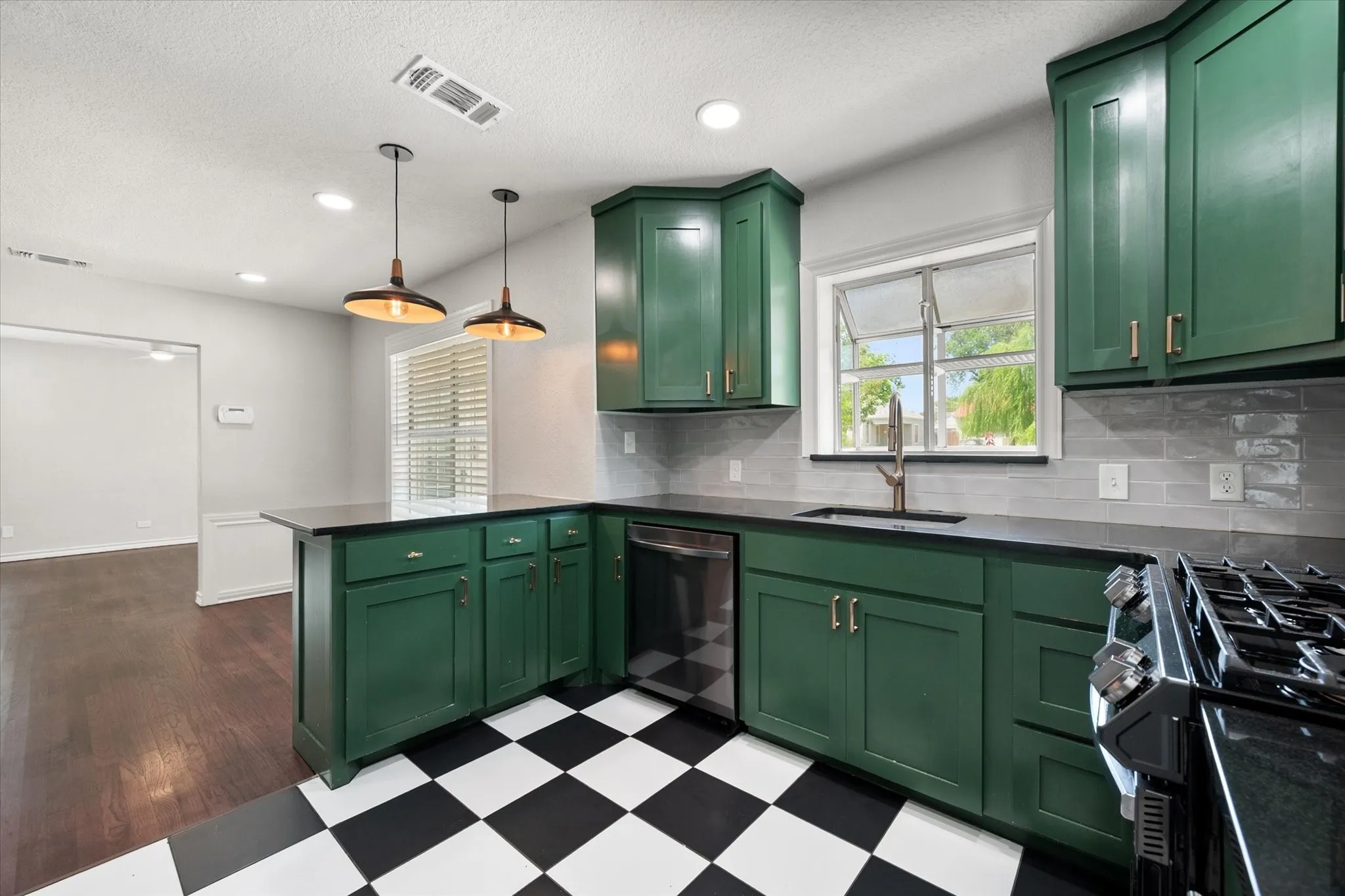 Single Family Residence For Sale in Tarrant County , 4521 Calmont Avenue, Fort Worth, Texas 76107, 3 Bedroom, 2 Bathroom, 1 Garage spaces, 1,389 Sqft, built in 1942, Preowned, mls#21259570, Real Estate Agent in Fort Worth, Homes For Sale in Tarrant county, Homes For Sale in Fort Worth, Realtor in Fort Worth Texas, Real Estate Brokerage Independent Realty Texas, Luminita Cordes Realtor