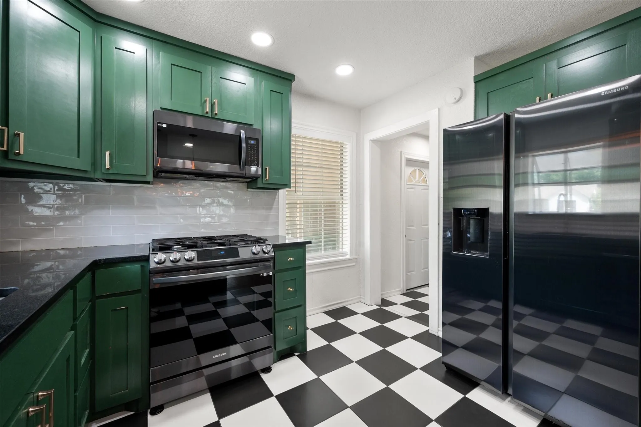 Single Family Residence For Sale in Tarrant County , 4521 Calmont Avenue, Fort Worth, Texas 76107, 3 Bedroom, 2 Bathroom, 1 Garage spaces, 1,389 Sqft, built in 1942, Preowned, mls#21259570, Real Estate Agent in Fort Worth, Homes For Sale in Tarrant county, Homes For Sale in Fort Worth, Realtor in Fort Worth Texas, Real Estate Brokerage Independent Realty Texas, Luminita Cordes Realtor