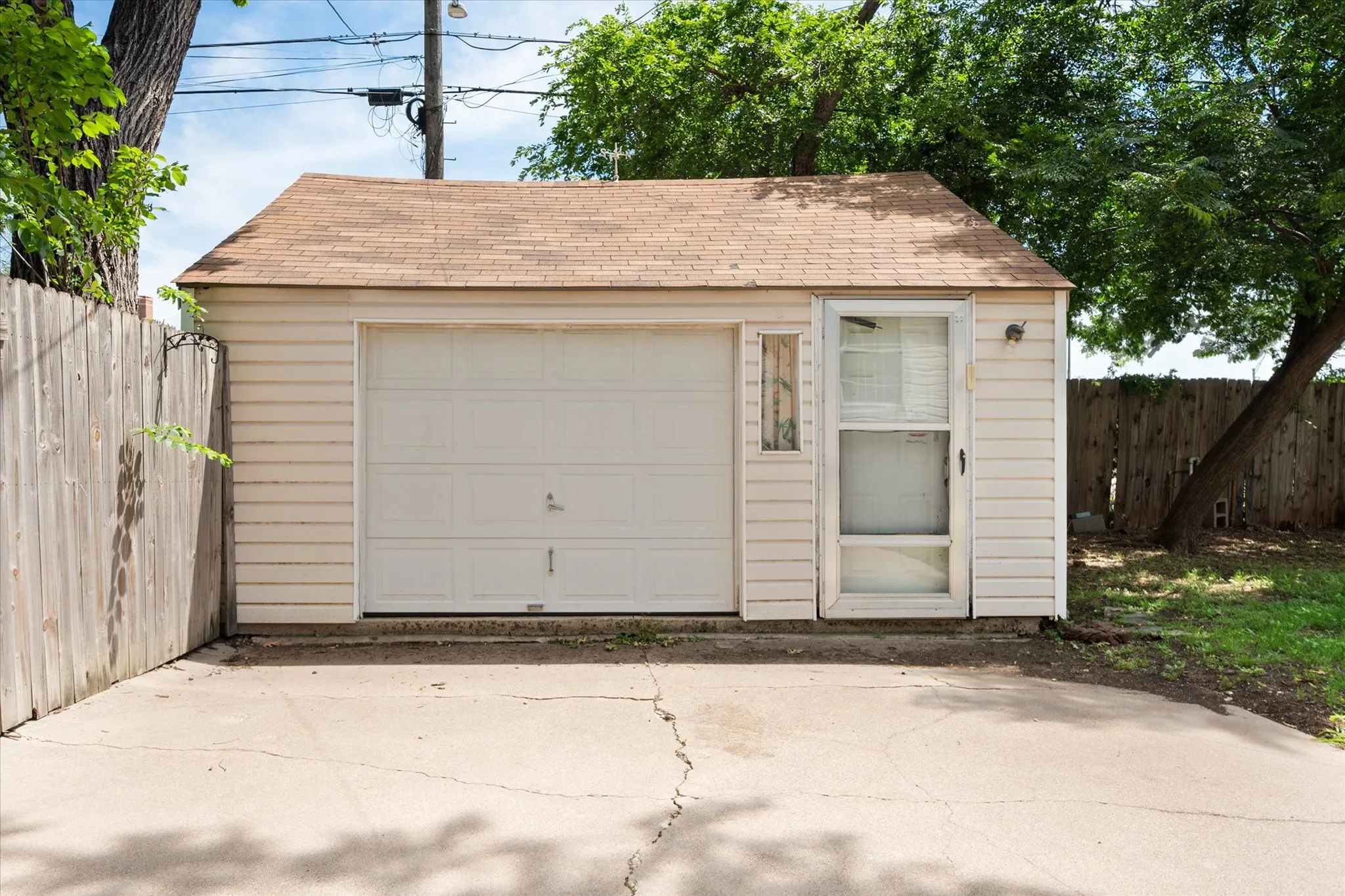 Single Family Residence For Sale in Tarrant County , 4521 Calmont Avenue, Fort Worth, Texas 76107, 3 Bedroom, 2 Bathroom, 1 Garage spaces, 1,389 Sqft, built in 1942, Preowned, mls#21259570, Real Estate Agent in Fort Worth, Homes For Sale in Tarrant county, Homes For Sale in Fort Worth, Realtor in Fort Worth Texas, Real Estate Brokerage Independent Realty Texas, Luminita Cordes Realtor