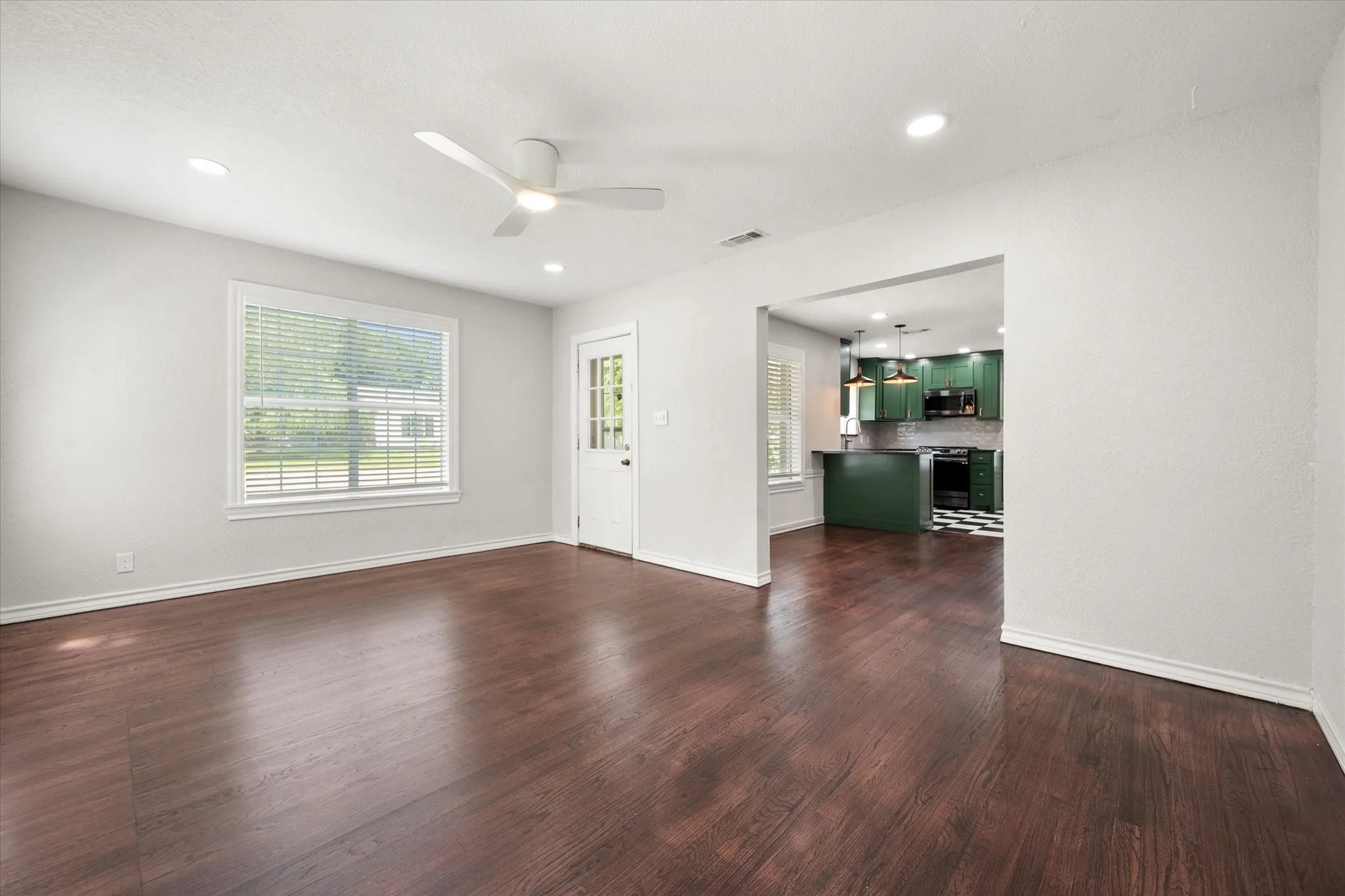 Single Family Residence For Sale in Tarrant County , 4521 Calmont Avenue, Fort Worth, Texas 76107, 3 Bedroom, 2 Bathroom, 1 Garage spaces, 1,389 Sqft, built in 1942, Preowned, mls#21259570, Real Estate Agent in Fort Worth, Homes For Sale in Tarrant county, Homes For Sale in Fort Worth, Realtor in Fort Worth Texas, Real Estate Brokerage Independent Realty Texas, Luminita Cordes Realtor
