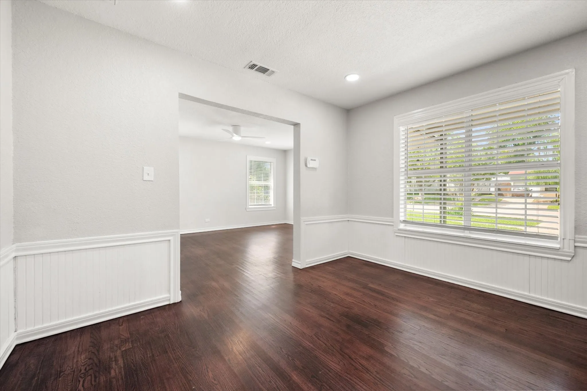 Single Family Residence For Sale in Tarrant County , 4521 Calmont Avenue, Fort Worth, Texas 76107, 3 Bedroom, 2 Bathroom, 1 Garage spaces, 1,389 Sqft, built in 1942, Preowned, mls#21259570, Real Estate Agent in Fort Worth, Homes For Sale in Tarrant county, Homes For Sale in Fort Worth, Realtor in Fort Worth Texas, Real Estate Brokerage Independent Realty Texas, Luminita Cordes Realtor