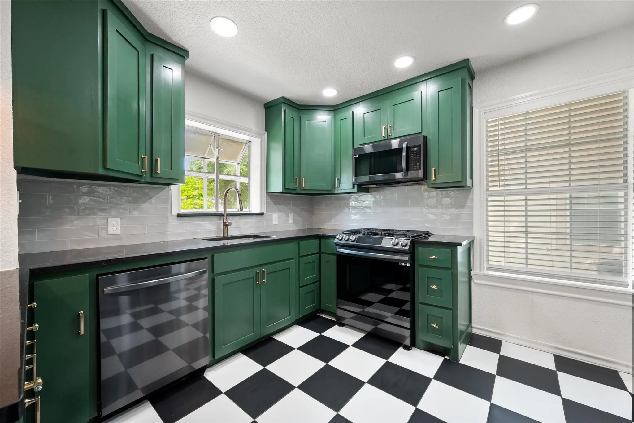 Single Family Residence For Sale in Tarrant County , 4521 Calmont Avenue, Fort Worth, Texas 76107, 3 Bedroom, 2 Bathroom, 1 Garage spaces, 1,389 Sqft, built in 1942, Preowned, mls#21259570, Real Estate Agent in Fort Worth, Homes For Sale in Tarrant county, Homes For Sale in Fort Worth, Realtor in Fort Worth Texas, Real Estate Brokerage Independent Realty Texas, Luminita Cordes Realtor