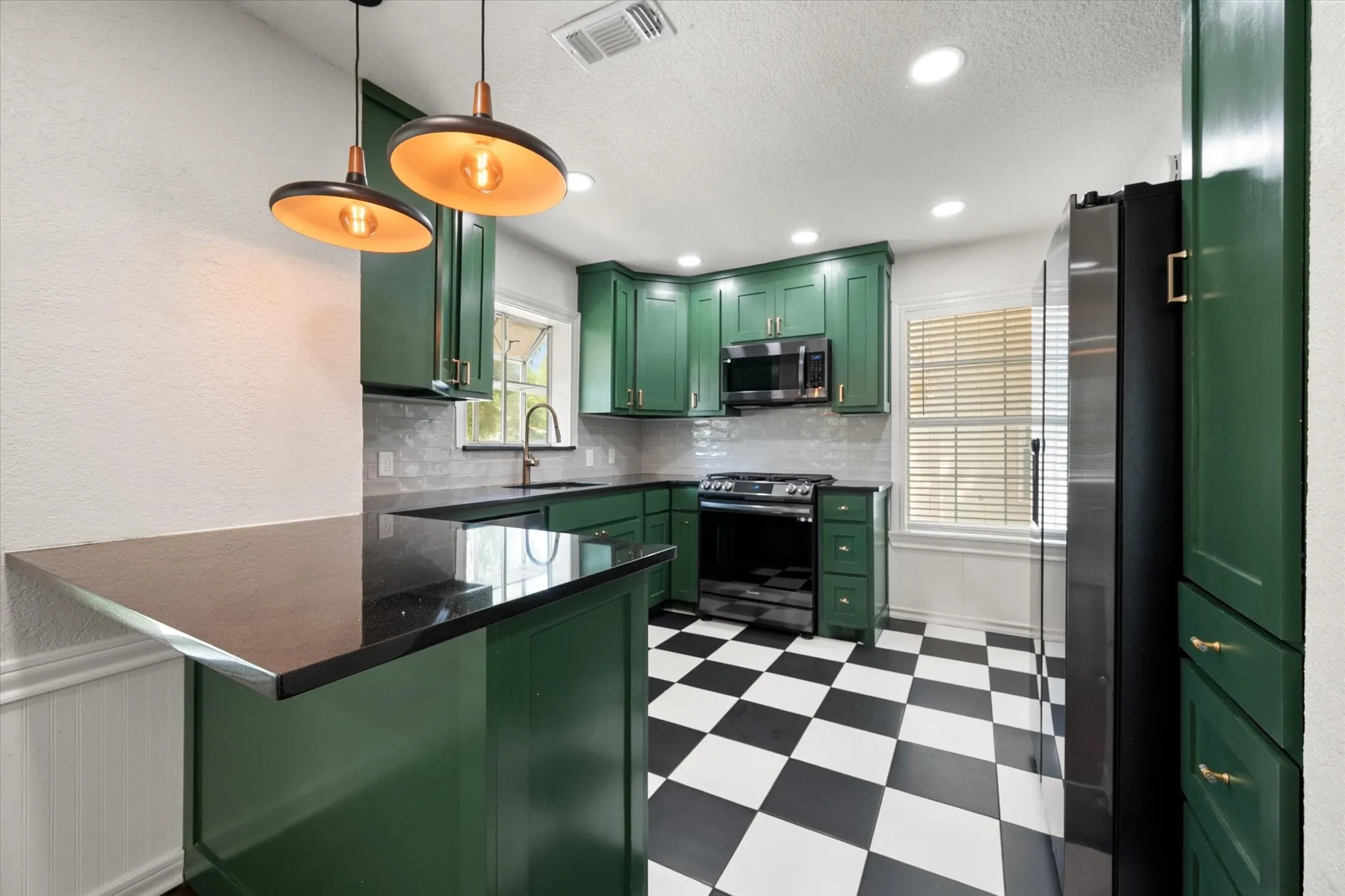 Single Family Residence For Sale in Tarrant County , 4521 Calmont Avenue, Fort Worth, Texas 76107, 3 Bedroom, 2 Bathroom, 1 Garage spaces, 1,389 Sqft, built in 1942, Preowned, mls#21259570, Real Estate Agent in Fort Worth, Homes For Sale in Tarrant county, Homes For Sale in Fort Worth, Realtor in Fort Worth Texas, Real Estate Brokerage Independent Realty Texas, Luminita Cordes Realtor