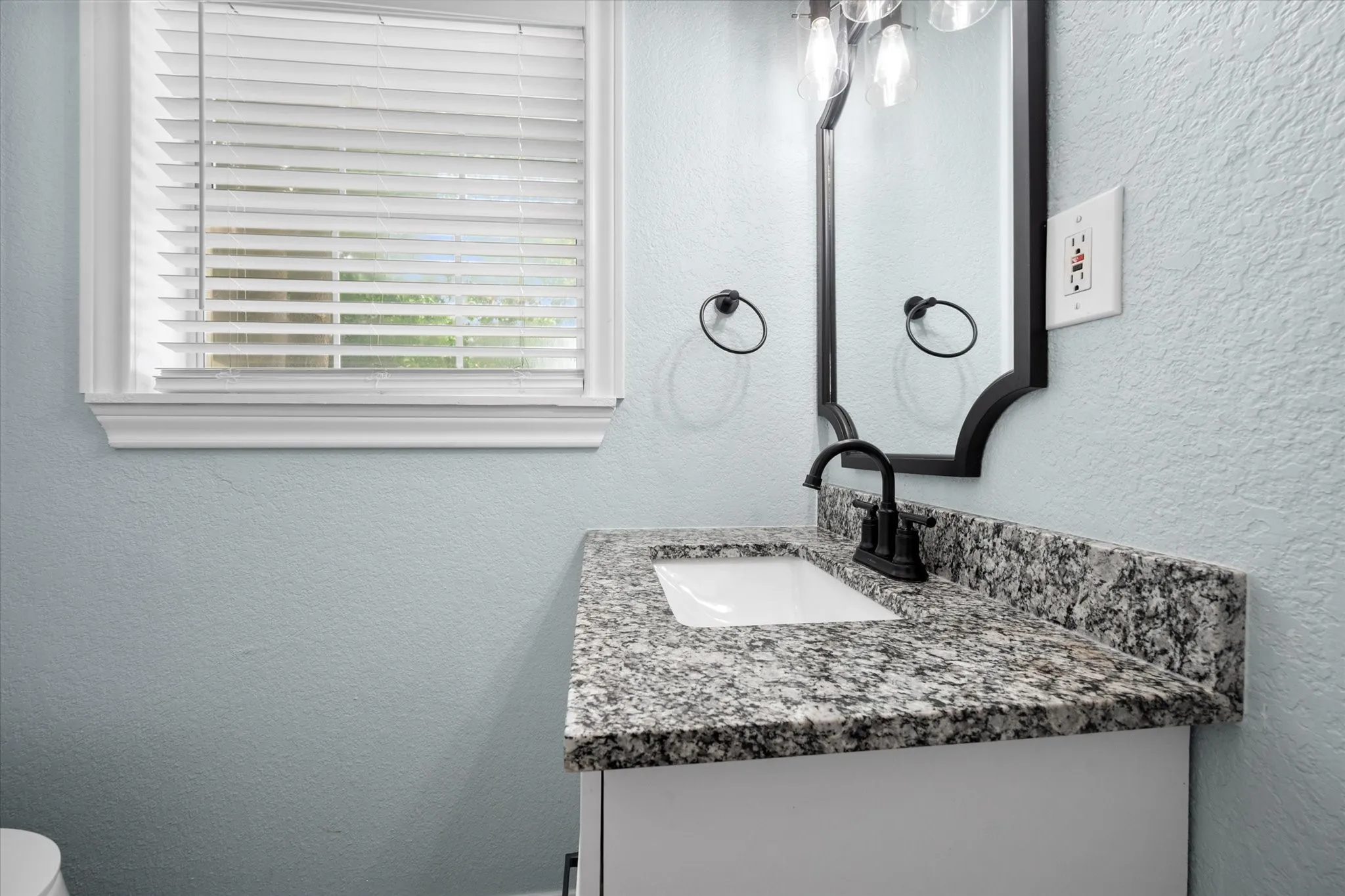 Single Family Residence For Sale in Tarrant County , 4521 Calmont Avenue, Fort Worth, Texas 76107, 3 Bedroom, 2 Bathroom, 1 Garage spaces, 1,389 Sqft, built in 1942, Preowned, mls#21259570, Real Estate Agent in Fort Worth, Homes For Sale in Tarrant county, Homes For Sale in Fort Worth, Realtor in Fort Worth Texas, Real Estate Brokerage Independent Realty Texas, Luminita Cordes Realtor