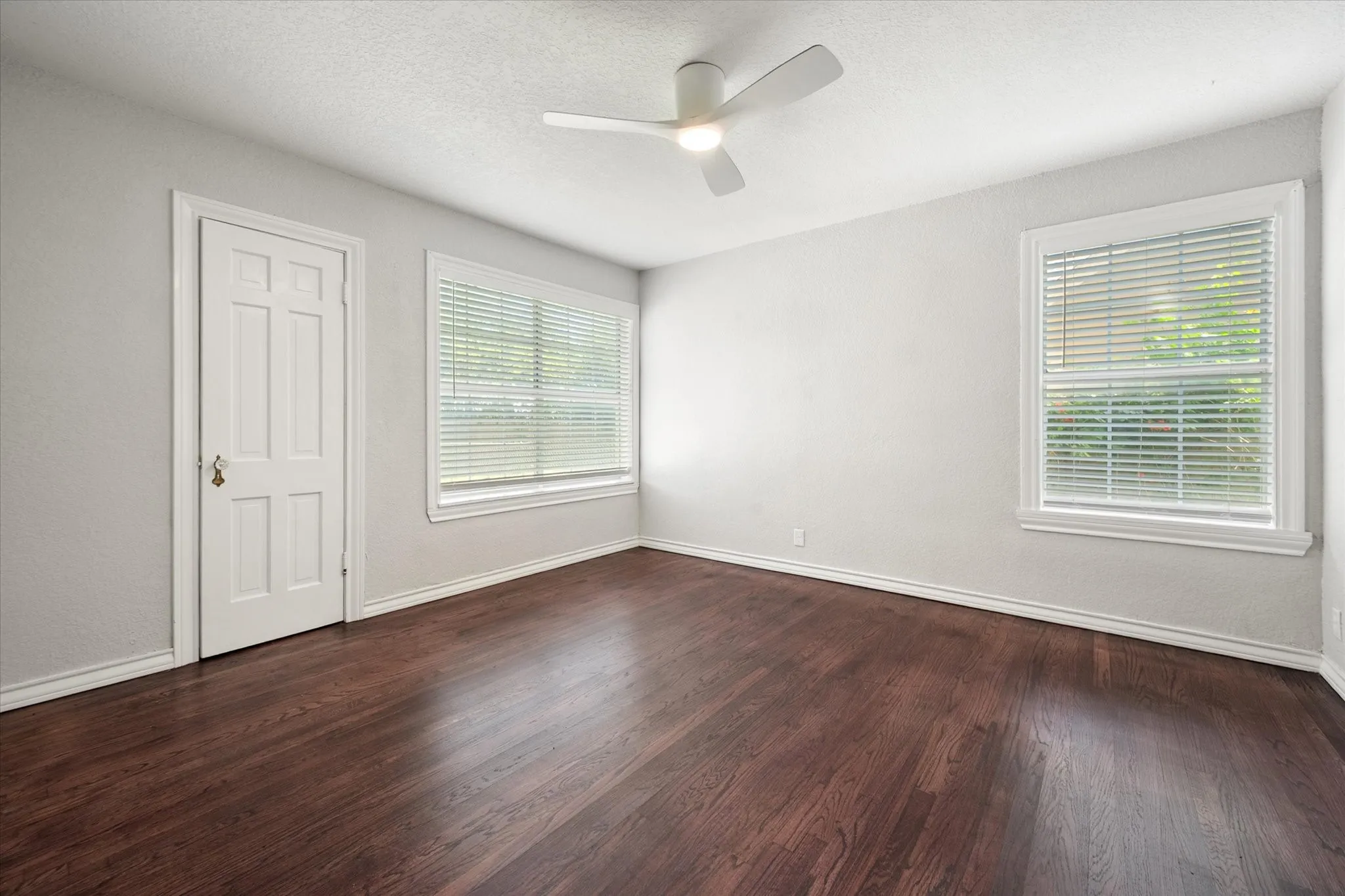 Single Family Residence For Sale in Tarrant County , 4521 Calmont Avenue, Fort Worth, Texas 76107, 3 Bedroom, 2 Bathroom, 1 Garage spaces, 1,389 Sqft, built in 1942, Preowned, mls#21259570, Real Estate Agent in Fort Worth, Homes For Sale in Tarrant county, Homes For Sale in Fort Worth, Realtor in Fort Worth Texas, Real Estate Brokerage Independent Realty Texas, Luminita Cordes Realtor