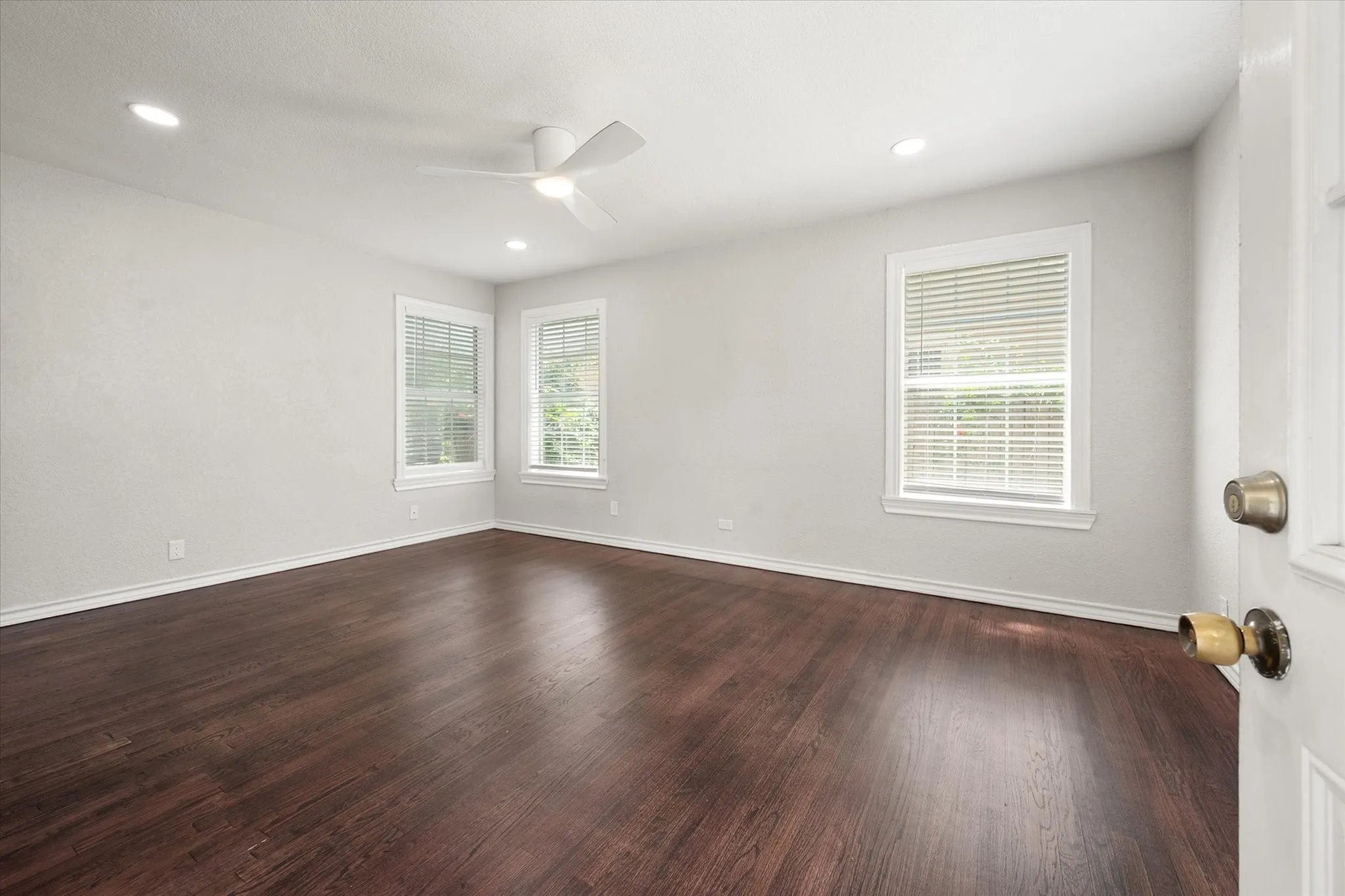 Single Family Residence For Sale in Tarrant County , 4521 Calmont Avenue, Fort Worth, Texas 76107, 3 Bedroom, 2 Bathroom, 1 Garage spaces, 1,389 Sqft, built in 1942, Preowned, mls#21259570, Real Estate Agent in Fort Worth, Homes For Sale in Tarrant county, Homes For Sale in Fort Worth, Realtor in Fort Worth Texas, Real Estate Brokerage Independent Realty Texas, Luminita Cordes Realtor