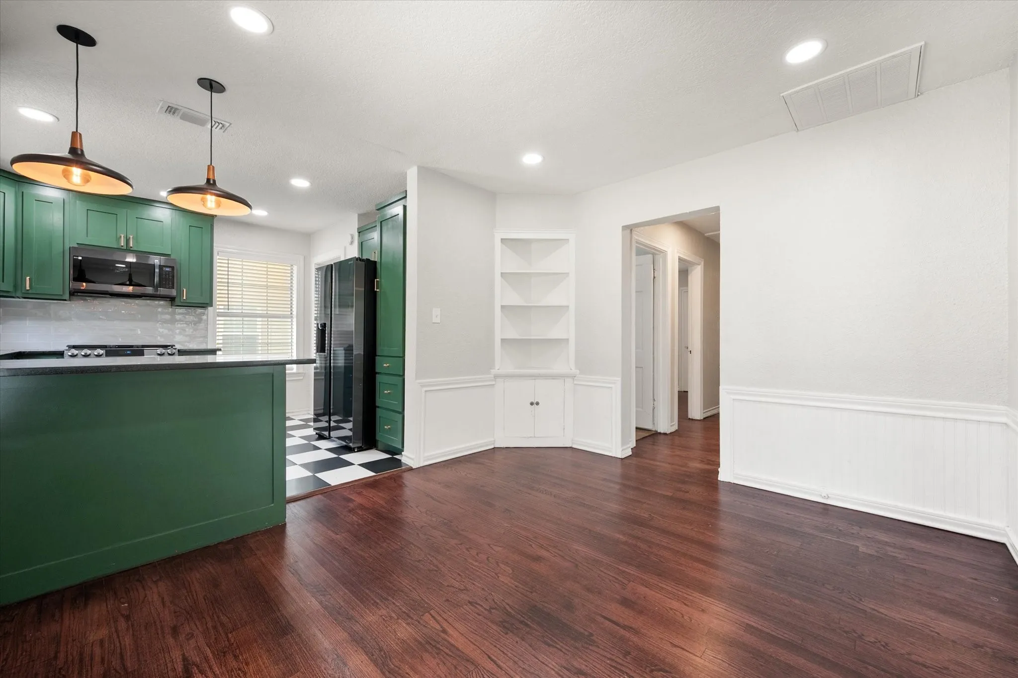 Single Family Residence For Sale in Tarrant County , 4521 Calmont Avenue, Fort Worth, Texas 76107, 3 Bedroom, 2 Bathroom, 1 Garage spaces, 1,389 Sqft, built in 1942, Preowned, mls#21259570, Real Estate Agent in Fort Worth, Homes For Sale in Tarrant county, Homes For Sale in Fort Worth, Realtor in Fort Worth Texas, Real Estate Brokerage Independent Realty Texas, Luminita Cordes Realtor