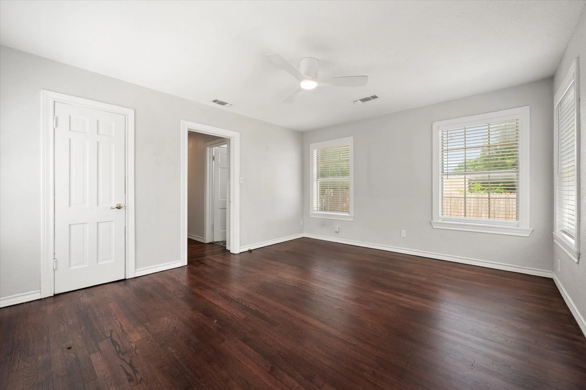 Single Family Residence For Sale in Tarrant County , 4521 Calmont Avenue, Fort Worth, Texas 76107, 3 Bedroom, 2 Bathroom, 1 Garage spaces, 1,389 Sqft, built in 1942, Preowned, mls#21259570, Real Estate Agent in Fort Worth, Homes For Sale in Tarrant county, Homes For Sale in Fort Worth, Realtor in Fort Worth Texas, Real Estate Brokerage Independent Realty Texas, Luminita Cordes Realtor