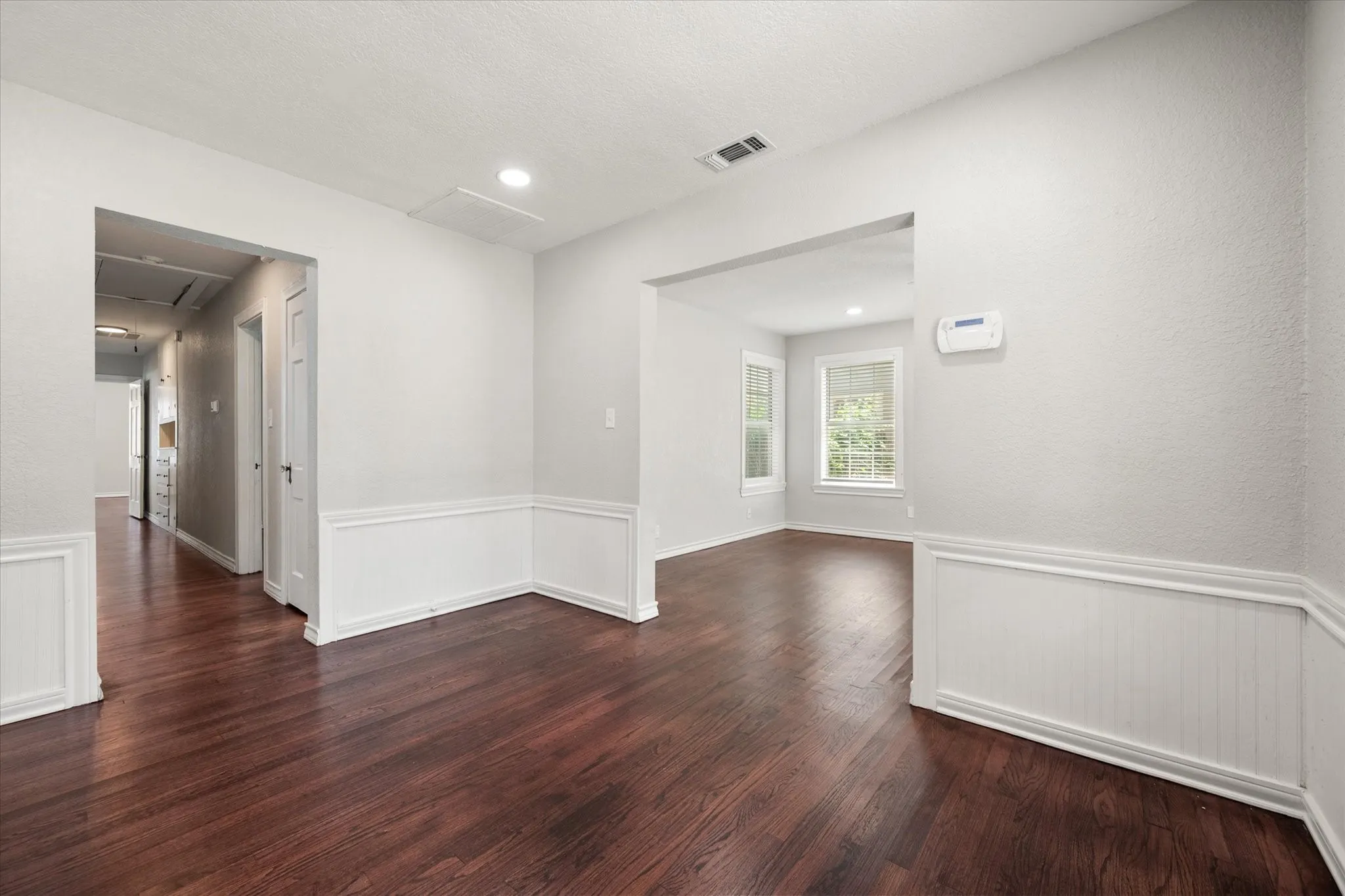 Single Family Residence For Sale in Tarrant County , 4521 Calmont Avenue, Fort Worth, Texas 76107, 3 Bedroom, 2 Bathroom, 1 Garage spaces, 1,389 Sqft, built in 1942, Preowned, mls#21259570, Real Estate Agent in Fort Worth, Homes For Sale in Tarrant county, Homes For Sale in Fort Worth, Realtor in Fort Worth Texas, Real Estate Brokerage Independent Realty Texas, Luminita Cordes Realtor