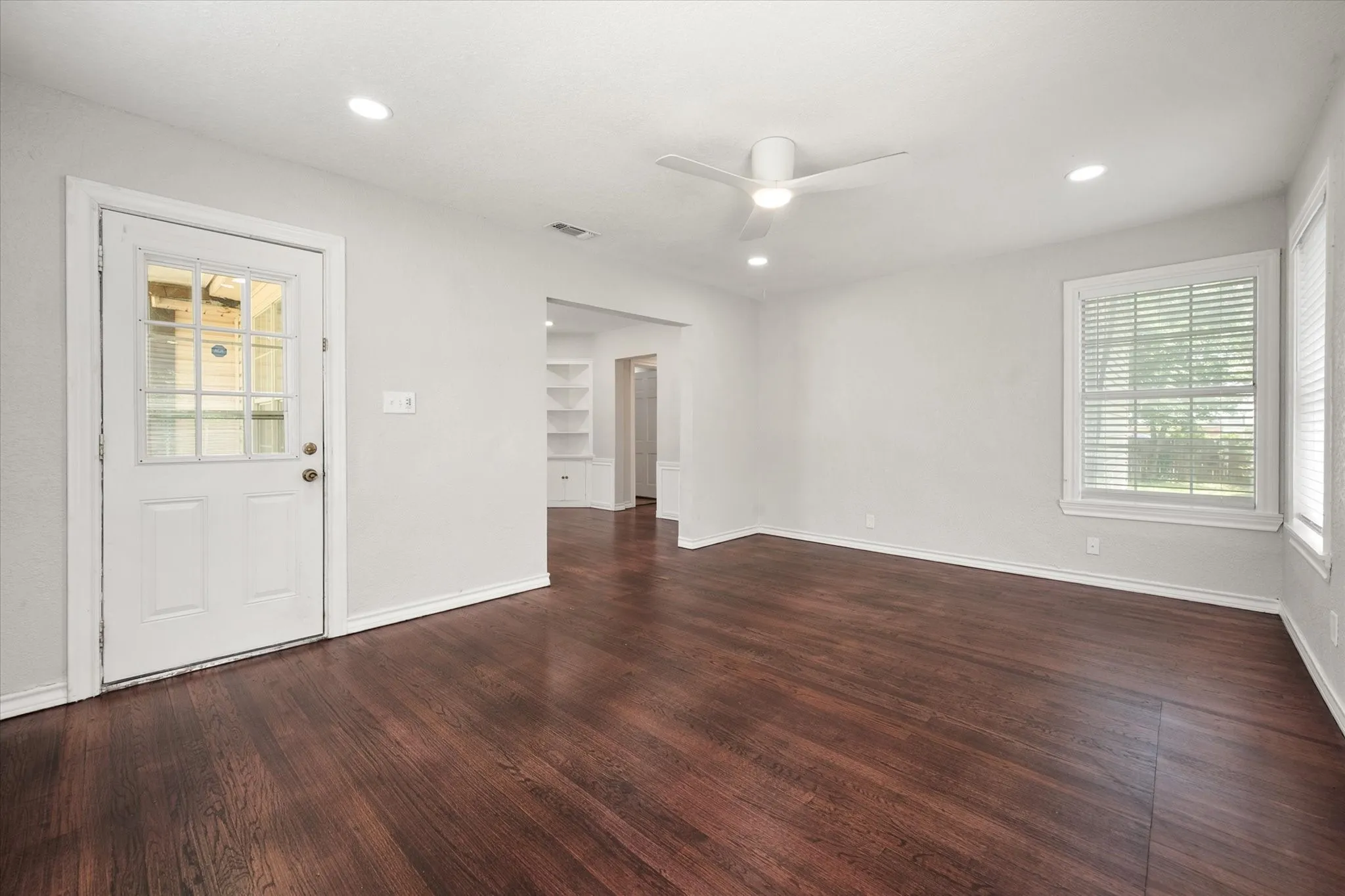 Single Family Residence For Sale in Tarrant County , 4521 Calmont Avenue, Fort Worth, Texas 76107, 3 Bedroom, 2 Bathroom, 1 Garage spaces, 1,389 Sqft, built in 1942, Preowned, mls#21259570, Real Estate Agent in Fort Worth, Homes For Sale in Tarrant county, Homes For Sale in Fort Worth, Realtor in Fort Worth Texas, Real Estate Brokerage Independent Realty Texas, Luminita Cordes Realtor