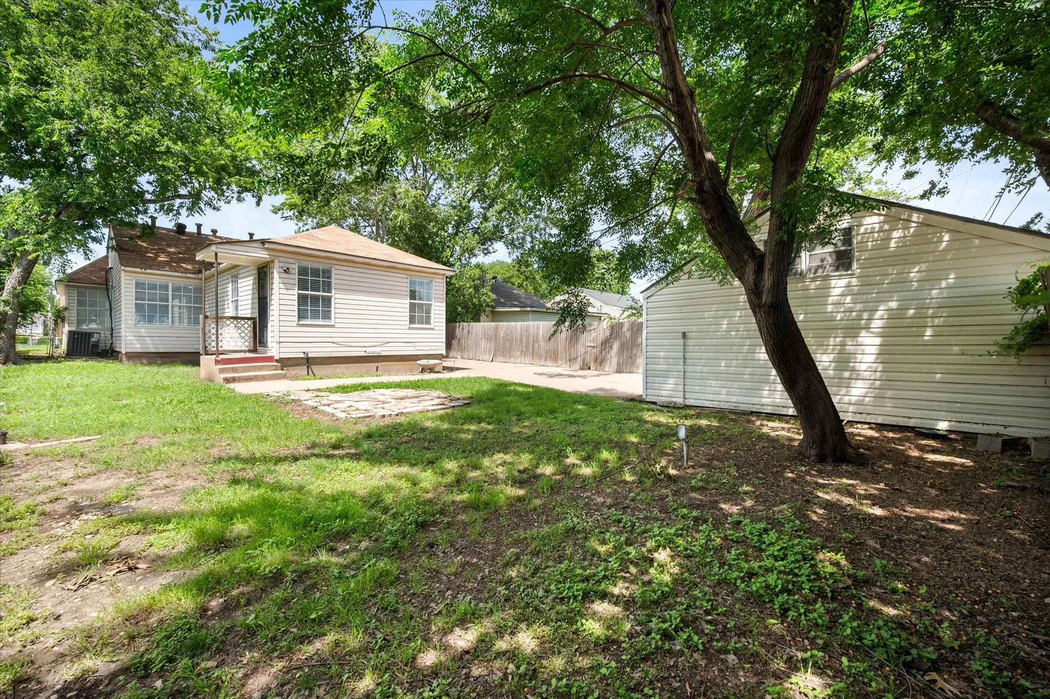 Single Family Residence For Sale in Tarrant County , 4521 Calmont Avenue, Fort Worth, Texas 76107, 3 Bedroom, 2 Bathroom, 1 Garage spaces, 1,389 Sqft, built in 1942, Preowned, mls#21259570, Real Estate Agent in Fort Worth, Homes For Sale in Tarrant county, Homes For Sale in Fort Worth, Realtor in Fort Worth Texas, Real Estate Brokerage Independent Realty Texas, Luminita Cordes Realtor