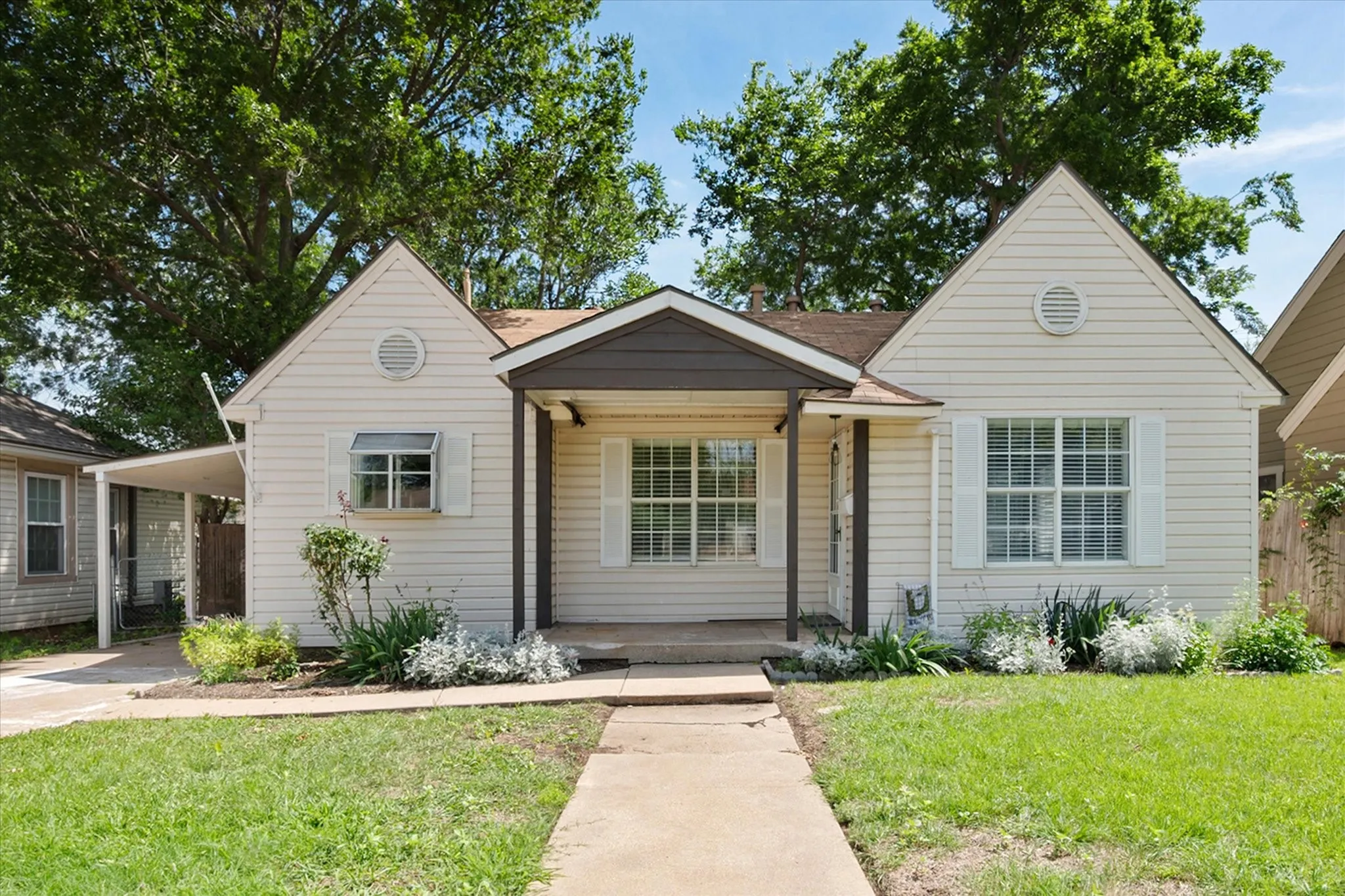 Single Family Residence For Sale in Tarrant County , 4521 Calmont Avenue, Fort Worth, Texas 76107, 3 Bedroom, 2 Bathroom, 1 Garage spaces, 1,389 Sqft, built in 1942, Preowned, mls#21259570, Real Estate Agent in Fort Worth, Homes For Sale in Tarrant county, Homes For Sale in Fort Worth, Realtor in Fort Worth Texas, Real Estate Brokerage Independent Realty Texas, Luminita Cordes Realtor