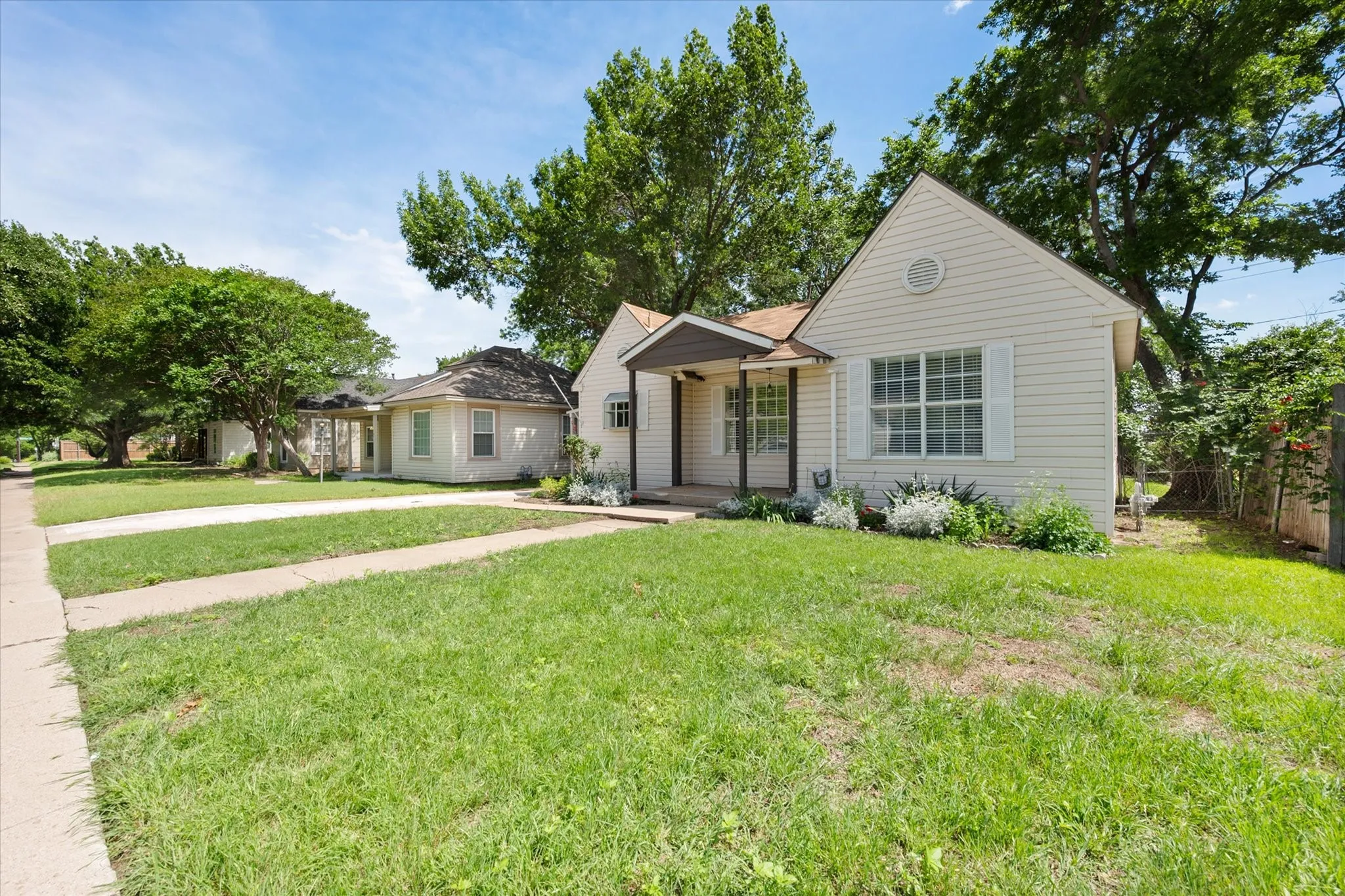 Single Family Residence For Sale in Tarrant County , 4521 Calmont Avenue, Fort Worth, Texas 76107, 3 Bedroom, 2 Bathroom, 1 Garage spaces, 1,389 Sqft, built in 1942, Preowned, mls#21259570, Real Estate Agent in Fort Worth, Homes For Sale in Tarrant county, Homes For Sale in Fort Worth, Realtor in Fort Worth Texas, Real Estate Brokerage Independent Realty Texas, Luminita Cordes Realtor