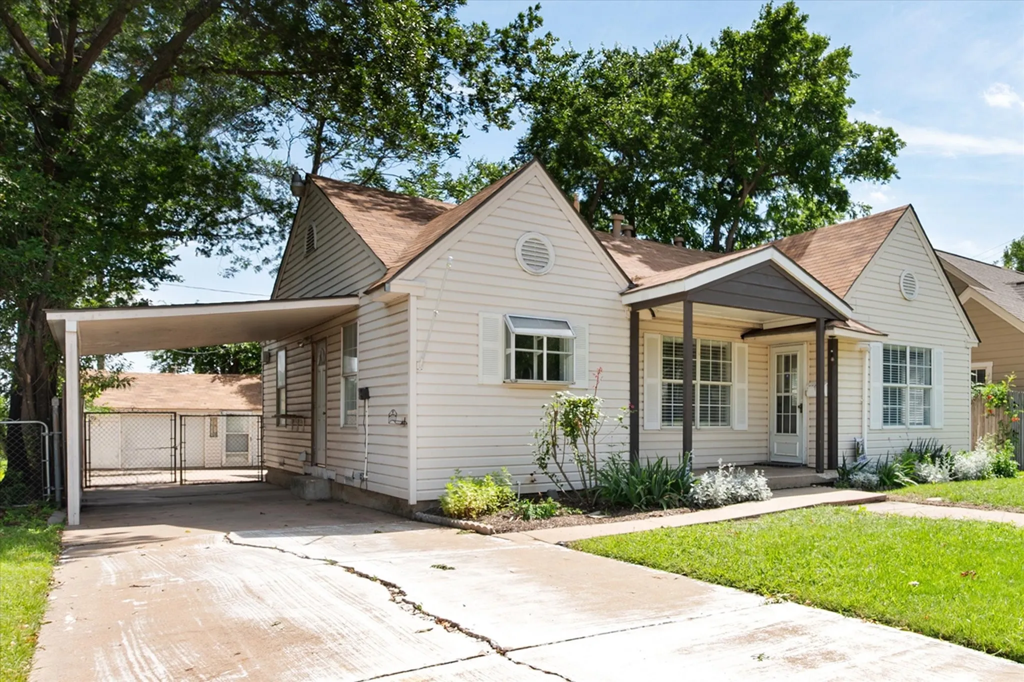 Single Family Residence For Sale in Tarrant County , 4521 Calmont Avenue, Fort Worth, Texas 76107, 3 Bedroom, 2 Bathroom, 1 Garage spaces, 1,389 Sqft, built in 1942, Preowned, mls#21259570, Real Estate Agent in Fort Worth, Homes For Sale in Tarrant county, Homes For Sale in Fort Worth, Realtor in Fort Worth Texas, Real Estate Brokerage Independent Realty Texas, Luminita Cordes Realtor