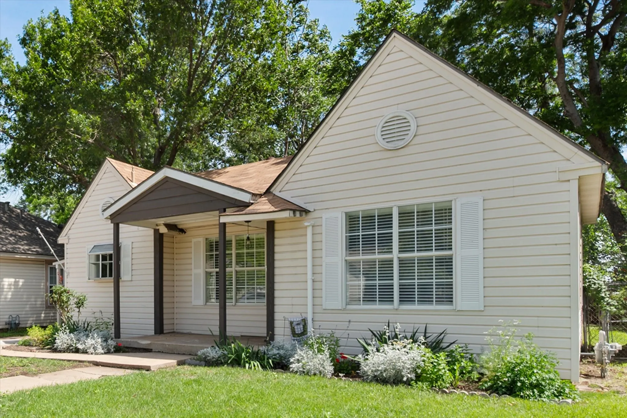 Single Family Residence For Sale in Tarrant County , 4521 Calmont Avenue, Fort Worth, Texas 76107, 3 Bedroom, 2 Bathroom, 1 Garage spaces, 1,389 Sqft, built in 1942, Preowned, mls#21259570, Real Estate Agent in Fort Worth, Homes For Sale in Tarrant county, Homes For Sale in Fort Worth, Realtor in Fort Worth Texas, Real Estate Brokerage Independent Realty Texas, Luminita Cordes Realtor