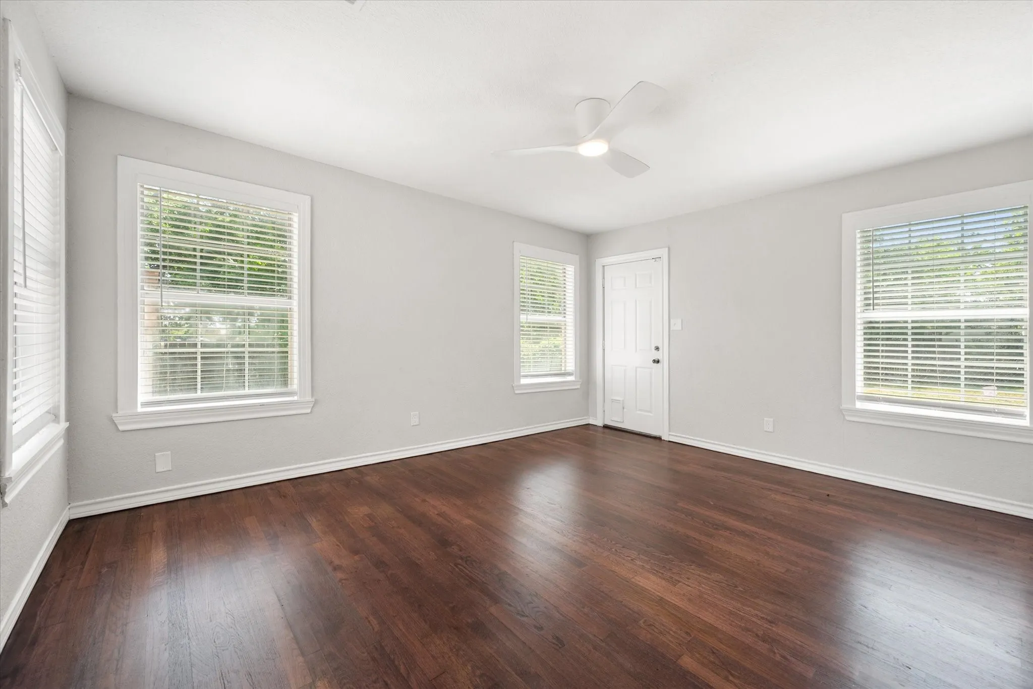 Single Family Residence For Sale in Tarrant County , 4521 Calmont Avenue, Fort Worth, Texas 76107, 3 Bedroom, 2 Bathroom, 1 Garage spaces, 1,389 Sqft, built in 1942, Preowned, mls#21259570, Real Estate Agent in Fort Worth, Homes For Sale in Tarrant county, Homes For Sale in Fort Worth, Realtor in Fort Worth Texas, Real Estate Brokerage Independent Realty Texas, Luminita Cordes Realtor