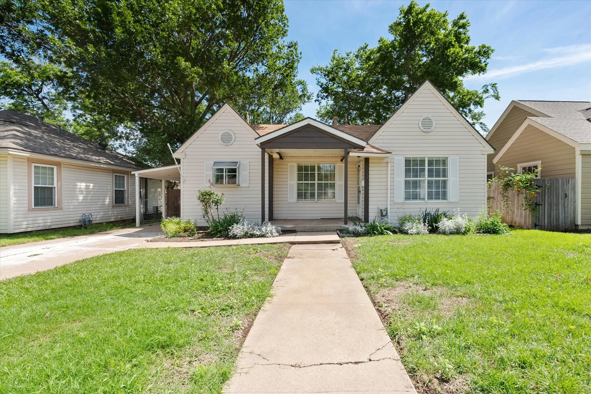 Single Family Residence For Sale in Tarrant County , 4521 Calmont Avenue, Fort Worth, Texas 76107, 3 Bedroom, 2 Bathroom, 1 Garage spaces, 1,389 Sqft, built in 1942, Preowned, mls#21259570, Real Estate Agent in Fort Worth, Homes For Sale in Tarrant county, Homes For Sale in Fort Worth, Realtor in Fort Worth Texas, Real Estate Brokerage Independent Realty Texas, Luminita Cordes Realtor