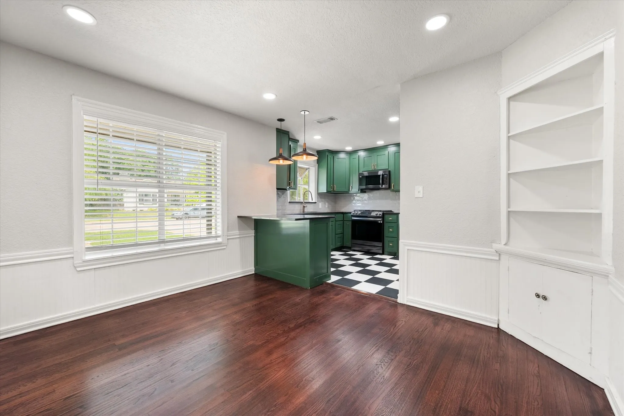 Single Family Residence For Sale in Tarrant County , 4521 Calmont Avenue, Fort Worth, Texas 76107, 3 Bedroom, 2 Bathroom, 1 Garage spaces, 1,389 Sqft, built in 1942, Preowned, mls#21259570, Real Estate Agent in Fort Worth, Homes For Sale in Tarrant county, Homes For Sale in Fort Worth, Realtor in Fort Worth Texas, Real Estate Brokerage Independent Realty Texas, Luminita Cordes Realtor