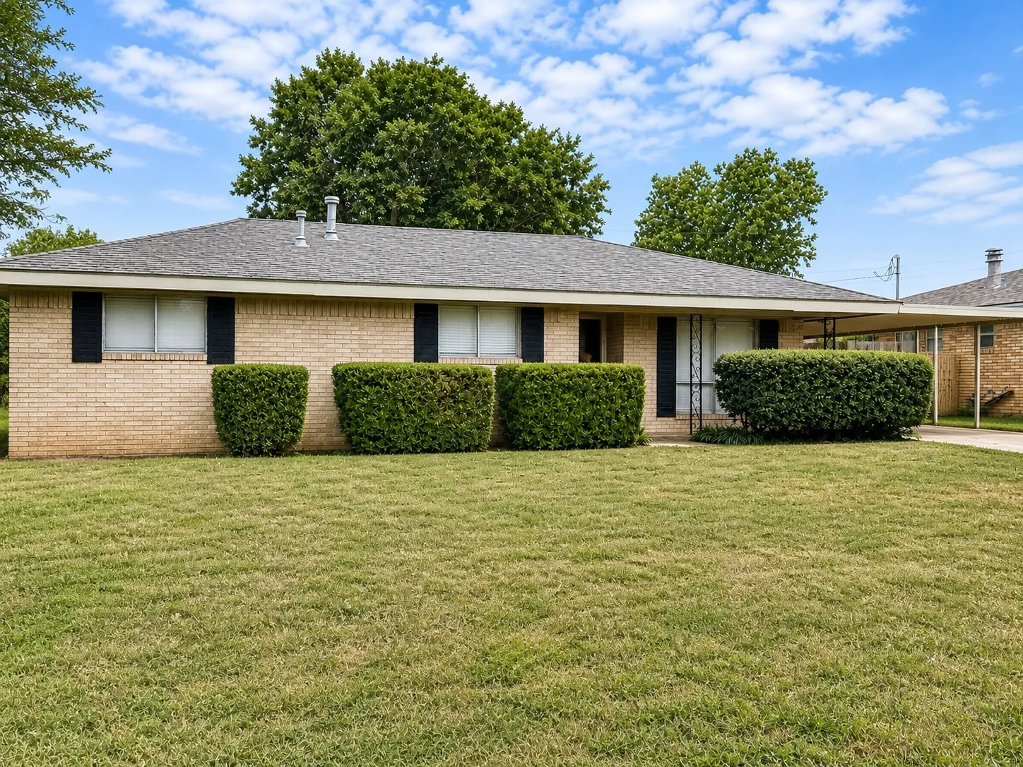Single Family Residence For Sale in Montague County , 1507 Hulme Street, Bowie, Texas 76230, 2 Bedroom, 2 Bathroom, Garage spaces, 1,159 Sqft, built in 1975, mls#21259235, Real Estate Agent in Bowie, Homes For Sale in Montague county, Homes For Sale in Bowie, Realtor in Bowie Texas, Real Estate Brokerage Independent Realty Texas, Luminita Cordes Realtor