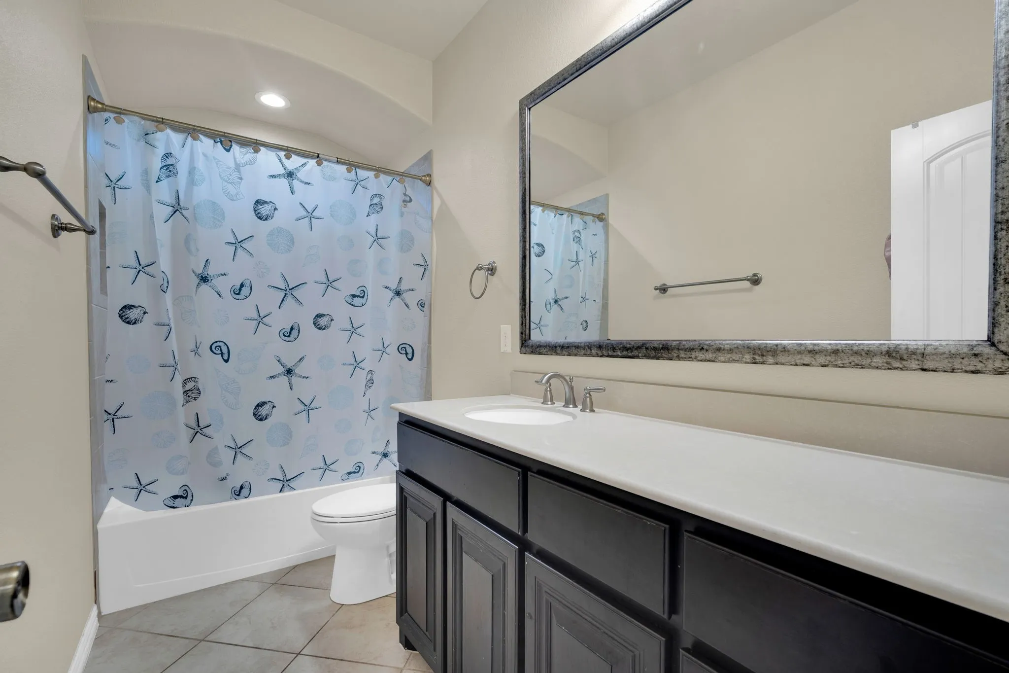 Single Family Residence For Sale in Ellis County , 417 Ashlawn Drive, Midlothian, Texas 76065, 4 Bedroom, 3 Bathroom, 2 Garage spaces, 2,543 Sqft, built in 2017, Preowned, mls#21254869, Real Estate Agent in Midlothian, Homes For Sale in Ellis county, Homes For Sale in Midlothian, Realtor in Midlothian Texas, Real Estate Brokerage Independent Realty Texas, Luminita Cordes Realtor
