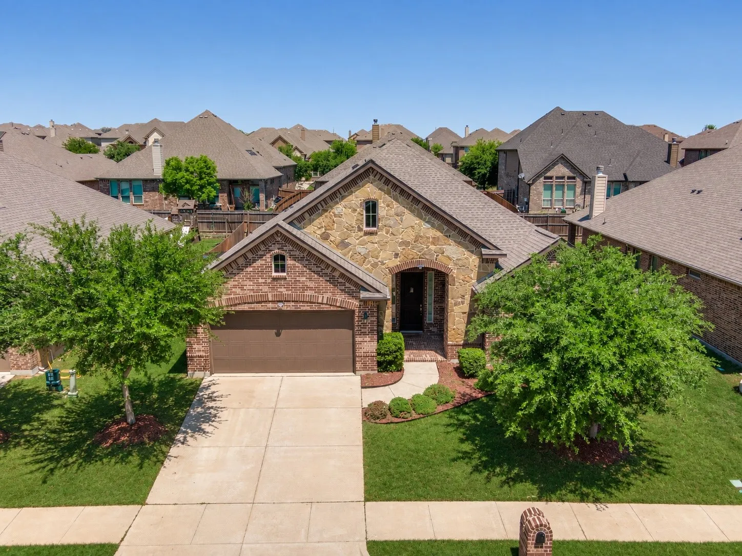 Single Family Residence For Sale in Ellis County , 417 Ashlawn Drive, Midlothian, Texas 76065, 4 Bedroom, 3 Bathroom, 2 Garage spaces, 2,543 Sqft, built in 2017, Preowned, mls#21254869, Real Estate Agent in Midlothian, Homes For Sale in Ellis county, Homes For Sale in Midlothian, Realtor in Midlothian Texas, Real Estate Brokerage Independent Realty Texas, Luminita Cordes Realtor