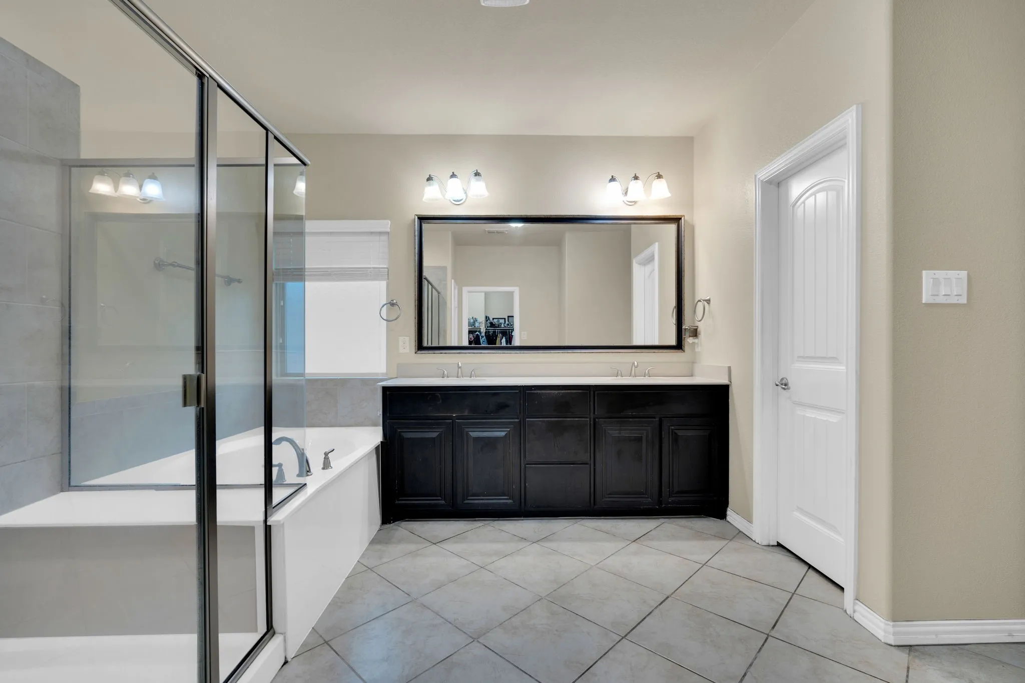 Single Family Residence For Sale in Ellis County , 417 Ashlawn Drive, Midlothian, Texas 76065, 4 Bedroom, 3 Bathroom, 2 Garage spaces, 2,543 Sqft, built in 2017, Preowned, mls#21254869, Real Estate Agent in Midlothian, Homes For Sale in Ellis county, Homes For Sale in Midlothian, Realtor in Midlothian Texas, Real Estate Brokerage Independent Realty Texas, Luminita Cordes Realtor