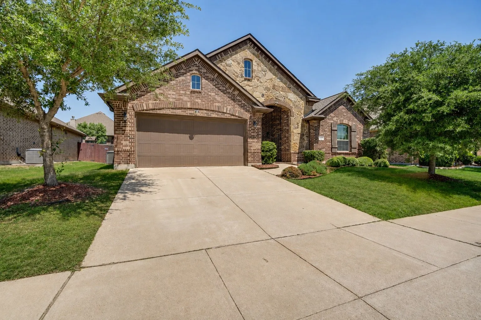 Single Family Residence For Sale in Ellis County , 417 Ashlawn Drive, Midlothian, Texas 76065, 4 Bedroom, 3 Bathroom, 2 Garage spaces, 2,543 Sqft, built in 2017, Preowned, mls#21254869, Real Estate Agent in Midlothian, Homes For Sale in Ellis county, Homes For Sale in Midlothian, Realtor in Midlothian Texas, Real Estate Brokerage Independent Realty Texas, Luminita Cordes Realtor