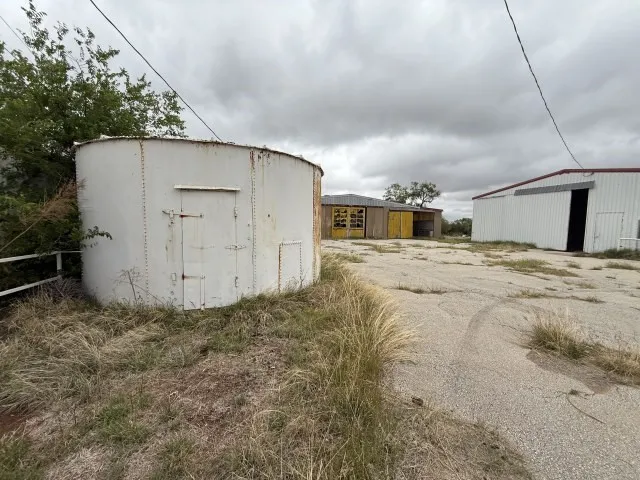 Single Family Residence For Sale in Nolan County , 5026 N Interstate 20, Sweetwater, Texas 79556, 4 Bedroom, 4 Bathroom, 2 Garage spaces, 2,700 Sqft, built in 2005, Preowned, mls#21260937, Real Estate Agent in Sweetwater, Homes For Sale in Nolan county, Homes For Sale in Sweetwater, Realtor in Sweetwater Texas, Real Estate Brokerage Independent Realty Texas, Luminita Cordes Realtor