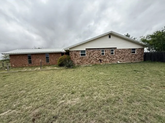 Single Family Residence For Sale in Nolan County , 5026 N Interstate 20, Sweetwater, Texas 79556, 4 Bedroom, 4 Bathroom, 2 Garage spaces, 2,700 Sqft, built in 2005, Preowned, mls#21260937, Real Estate Agent in Sweetwater, Homes For Sale in Nolan county, Homes For Sale in Sweetwater, Realtor in Sweetwater Texas, Real Estate Brokerage Independent Realty Texas, Luminita Cordes Realtor
