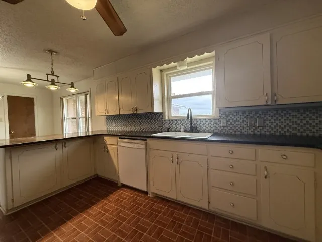 Single Family Residence For Sale in Nolan County , 5026 N Interstate 20, Sweetwater, Texas 79556, 4 Bedroom, 4 Bathroom, 2 Garage spaces, 2,700 Sqft, built in 2005, Preowned, mls#21260937, Real Estate Agent in Sweetwater, Homes For Sale in Nolan county, Homes For Sale in Sweetwater, Realtor in Sweetwater Texas, Real Estate Brokerage Independent Realty Texas, Luminita Cordes Realtor