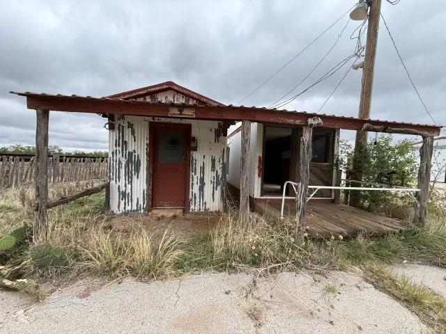 Single Family Residence For Sale in Nolan County , 5026 N Interstate 20, Sweetwater, Texas 79556, 4 Bedroom, 4 Bathroom, 2 Garage spaces, 2,700 Sqft, built in 2005, Preowned, mls#21260937, Real Estate Agent in Sweetwater, Homes For Sale in Nolan county, Homes For Sale in Sweetwater, Realtor in Sweetwater Texas, Real Estate Brokerage Independent Realty Texas, Luminita Cordes Realtor