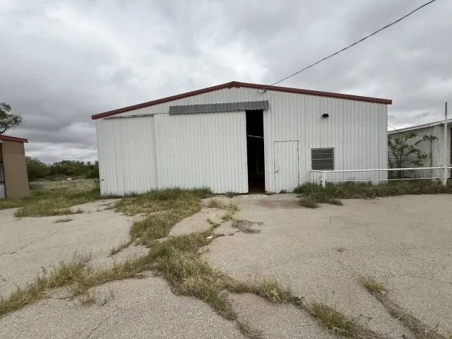 Single Family Residence For Sale in Nolan County , 5026 N Interstate 20, Sweetwater, Texas 79556, 4 Bedroom, 4 Bathroom, 2 Garage spaces, 2,700 Sqft, built in 2005, Preowned, mls#21260937, Real Estate Agent in Sweetwater, Homes For Sale in Nolan county, Homes For Sale in Sweetwater, Realtor in Sweetwater Texas, Real Estate Brokerage Independent Realty Texas, Luminita Cordes Realtor