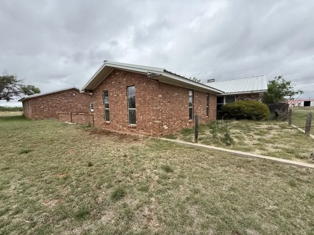 Single Family Residence For Sale in Nolan County , 5026 N Interstate 20, Sweetwater, Texas 79556, 4 Bedroom, 4 Bathroom, 2 Garage spaces, 2,700 Sqft, built in 2005, Preowned, mls#21260937, Real Estate Agent in Sweetwater, Homes For Sale in Nolan county, Homes For Sale in Sweetwater, Realtor in Sweetwater Texas, Real Estate Brokerage Independent Realty Texas, Luminita Cordes Realtor