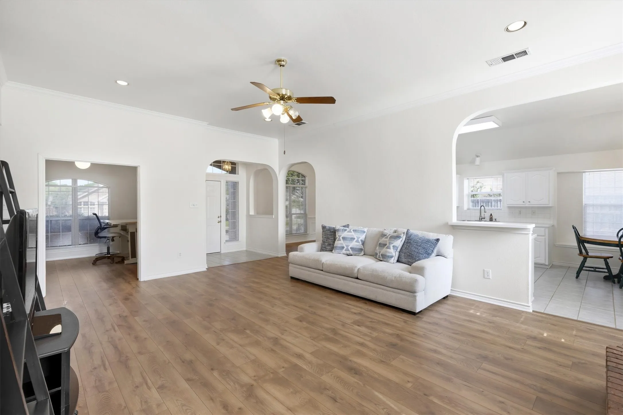Single Family Residence For Sale in Dallas County , 6318 Ahnee Drive, Rowlett, Texas 75089, 4 Bedrooms, 2 Bathrooms, 2 Garage spaces, 1,996 Sqft, built in 1996, Price $398,000, mls#21256671, Real Estate Agent in Rowlett, Homes For Sale in Dallas county, Homes For Sale in Rowlett, Realtor in Rowlett Texas, Real Estate Brokerage Independent Realty Texas, Luminita Cordes Realtor
