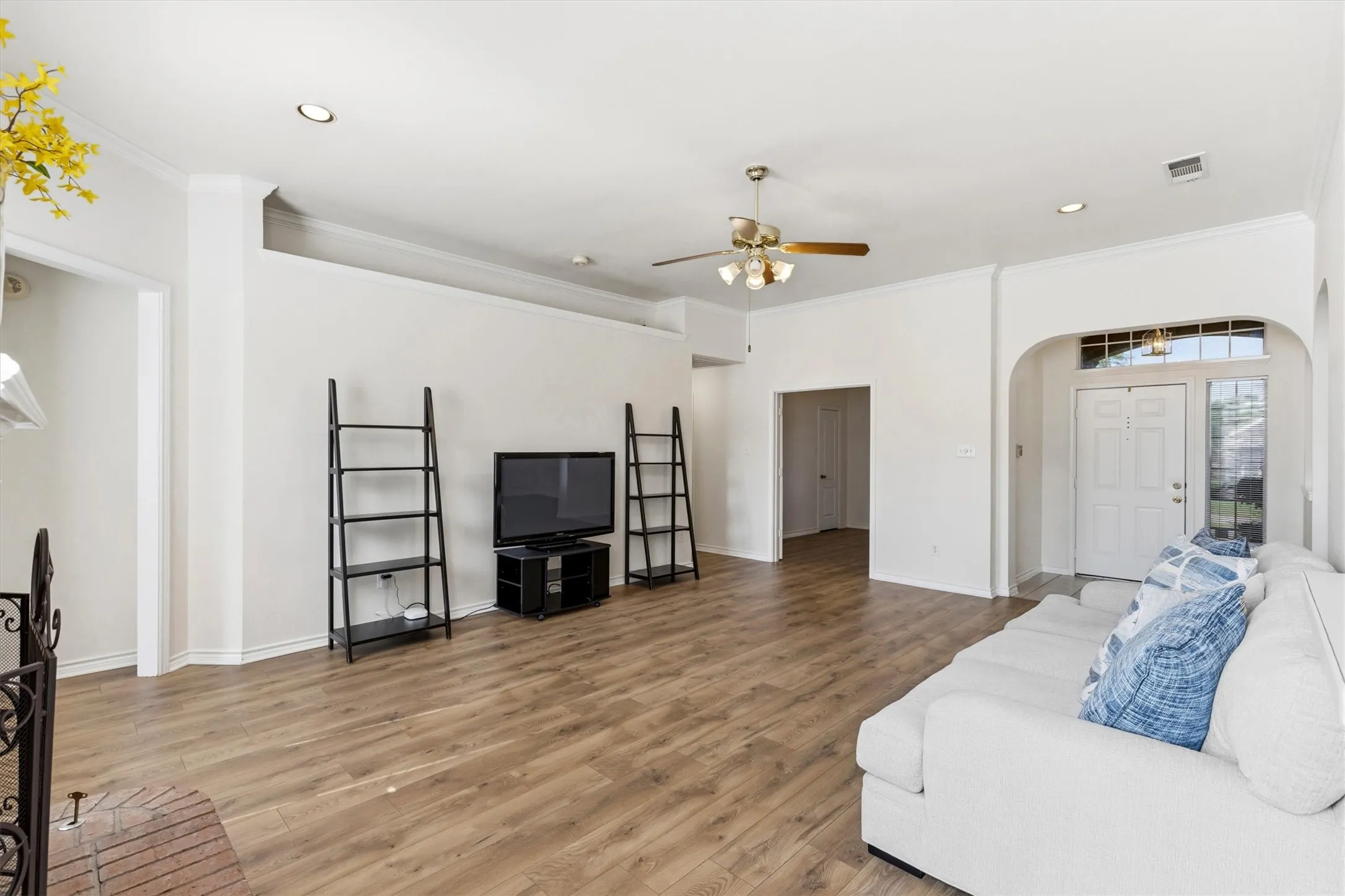 Single Family Residence For Sale in Dallas County , 6318 Ahnee Drive, Rowlett, Texas 75089, 4 Bedrooms, 2 Bathrooms, 2 Garage spaces, 1,996 Sqft, built in 1996, Price $398,000, mls#21256671, Real Estate Agent in Rowlett, Homes For Sale in Dallas county, Homes For Sale in Rowlett, Realtor in Rowlett Texas, Real Estate Brokerage Independent Realty Texas, Luminita Cordes Realtor