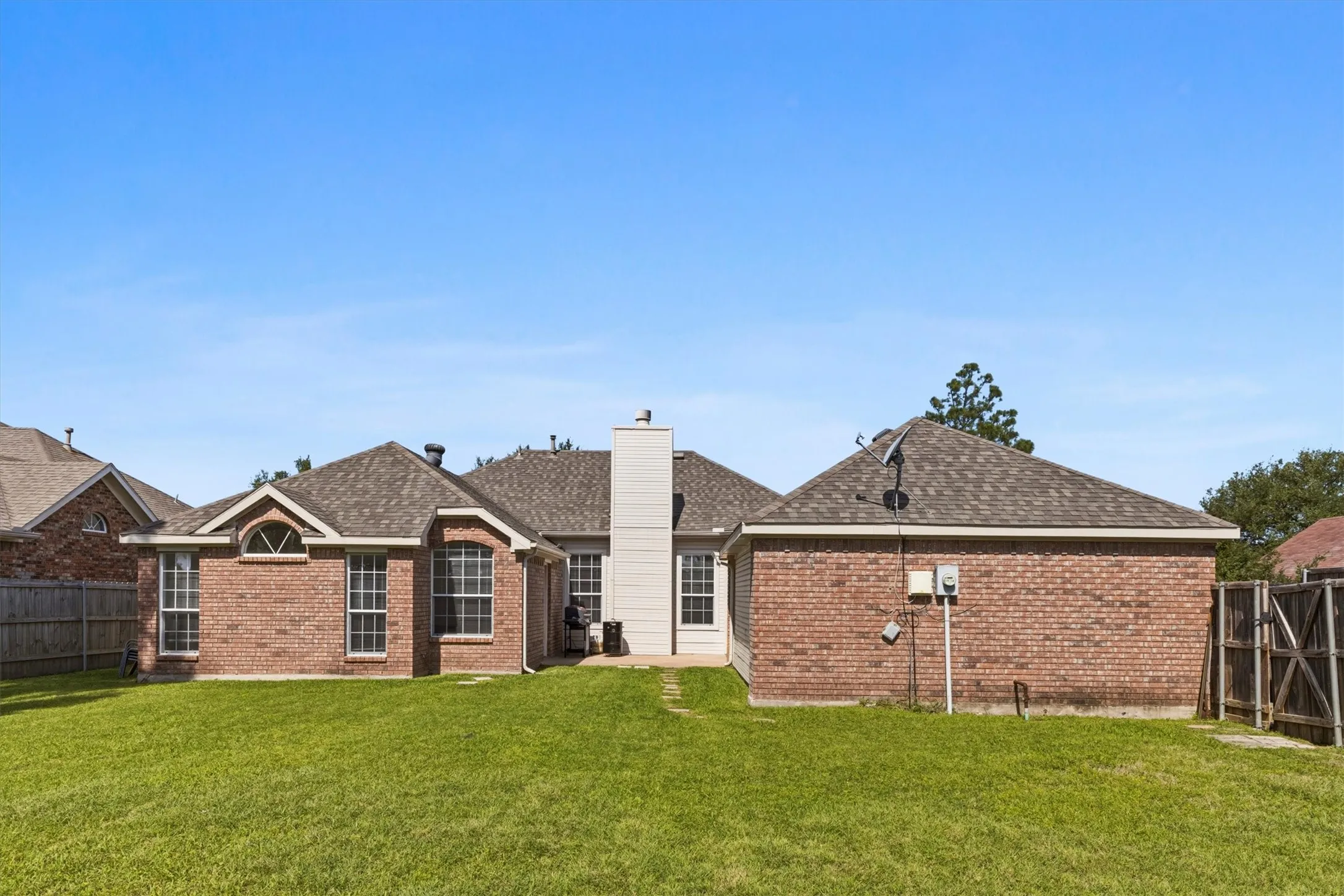 Single Family Residence For Sale in Dallas County , 6318 Ahnee Drive, Rowlett, Texas 75089, 4 Bedrooms, 2 Bathrooms, 2 Garage spaces, 1,996 Sqft, built in 1996, Price $398,000, mls#21256671, Real Estate Agent in Rowlett, Homes For Sale in Dallas county, Homes For Sale in Rowlett, Realtor in Rowlett Texas, Real Estate Brokerage Independent Realty Texas, Luminita Cordes Realtor