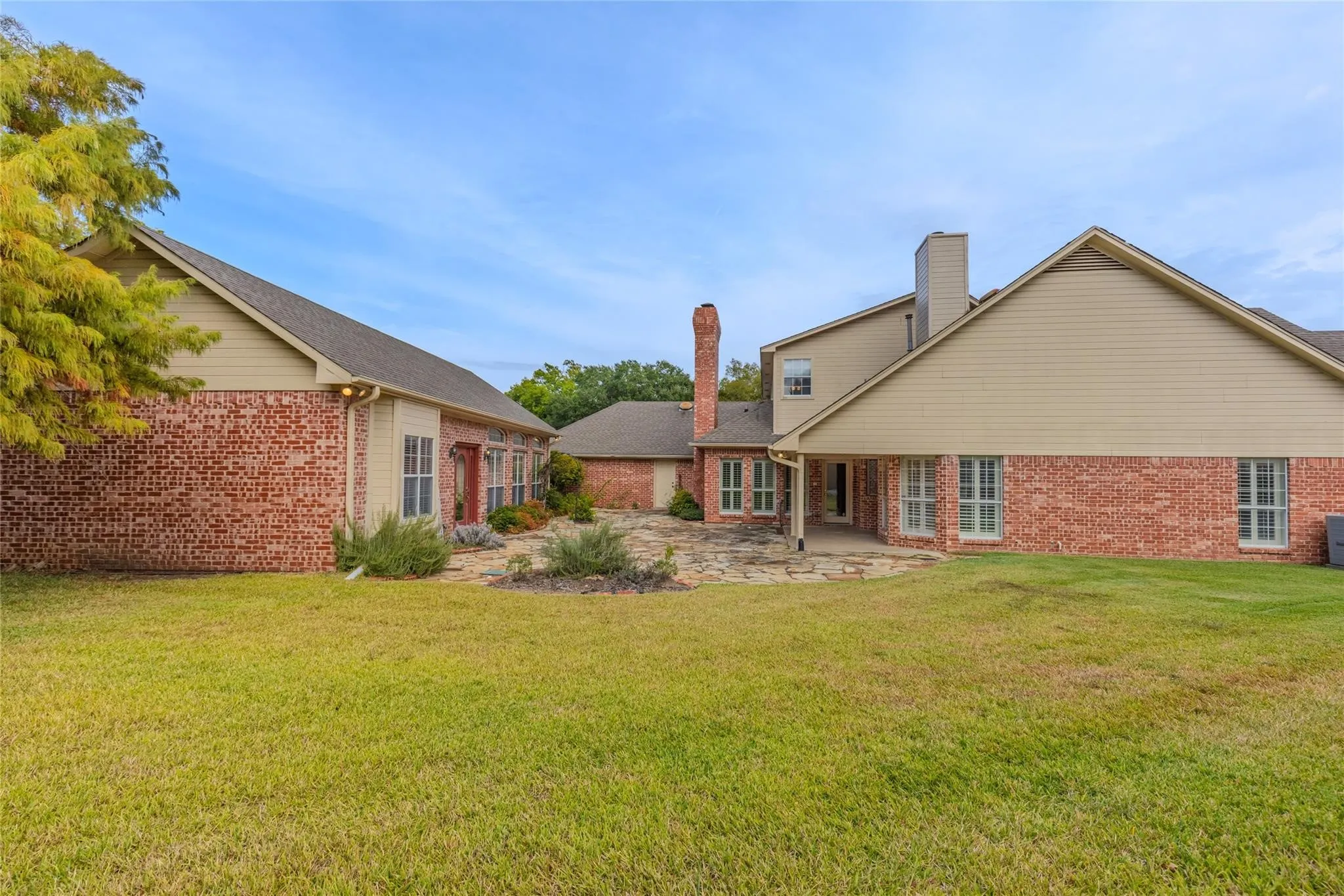 Single Family Residence For Sale in Hunt County , 6400 Creekside Drive, Greenville, Texas 75402, 5 Bedroom, 5 Bathroom, 3 Garage spaces, 4,435 Sqft, built in 1990, Preowned, Price $549,650, mls#21260952, Real Estate Agent in Greenville, Homes For Sale in Hunt county, Homes For Sale in Greenville, Realtor in Greenville Texas, Real Estate Brokerage Independent Realty Texas, Luminita Cordes Realtor