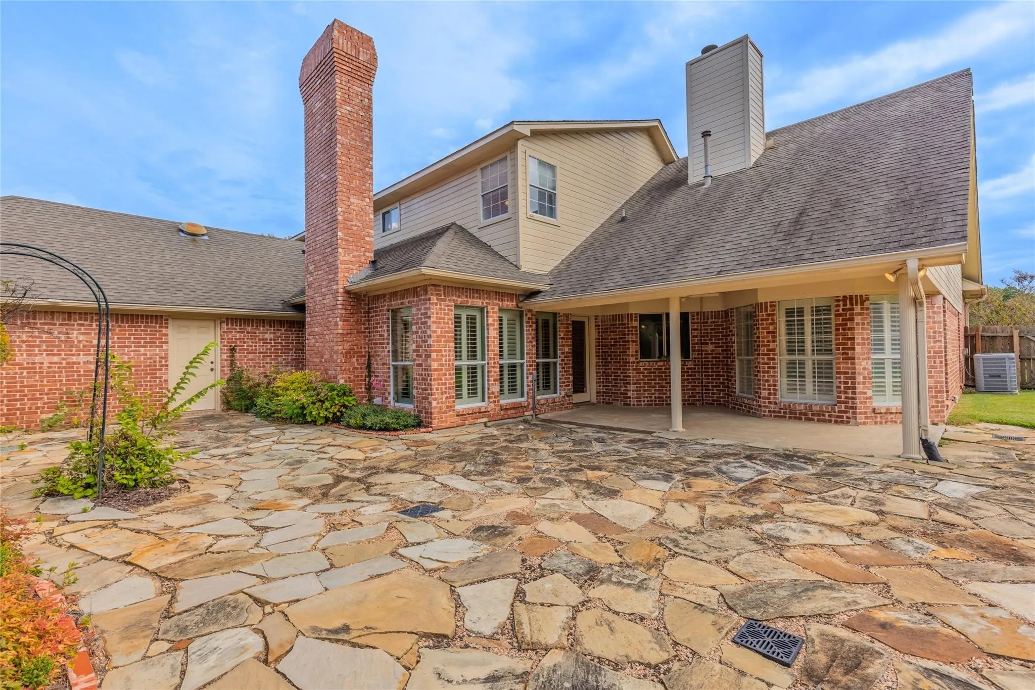Single Family Residence For Sale in Hunt County , 6400 Creekside Drive, Greenville, Texas 75402, 5 Bedroom, 5 Bathroom, 3 Garage spaces, 4,435 Sqft, built in 1990, Preowned, Price $549,650, mls#21260952, Real Estate Agent in Greenville, Homes For Sale in Hunt county, Homes For Sale in Greenville, Realtor in Greenville Texas, Real Estate Brokerage Independent Realty Texas, Luminita Cordes Realtor