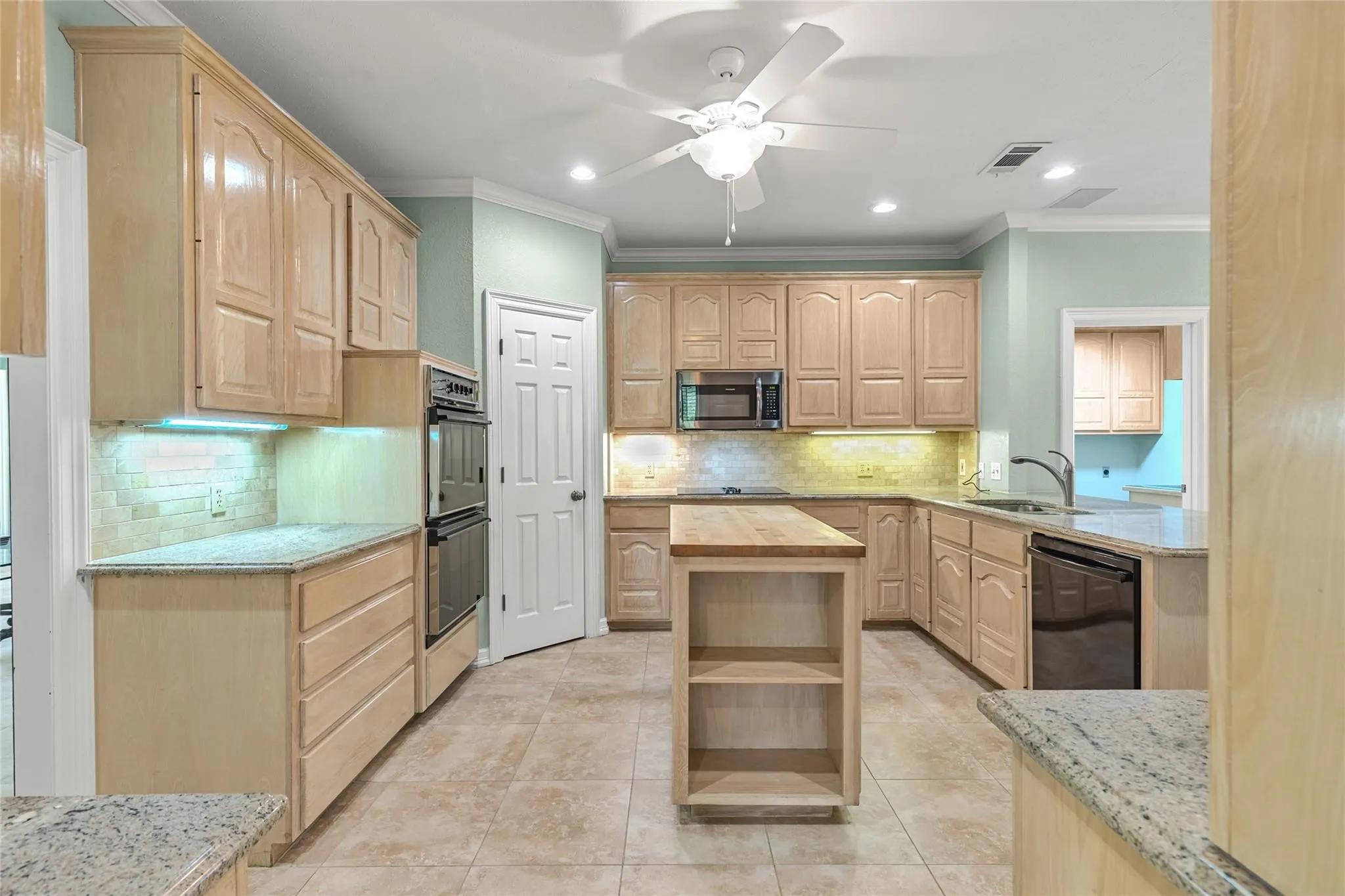 Single Family Residence For Sale in Hunt County , 6400 Creekside Drive, Greenville, Texas 75402, 5 Bedroom, 5 Bathroom, 3 Garage spaces, 4,435 Sqft, built in 1990, Preowned, Price $549,650, mls#21260952, Real Estate Agent in Greenville, Homes For Sale in Hunt county, Homes For Sale in Greenville, Realtor in Greenville Texas, Real Estate Brokerage Independent Realty Texas, Luminita Cordes Realtor