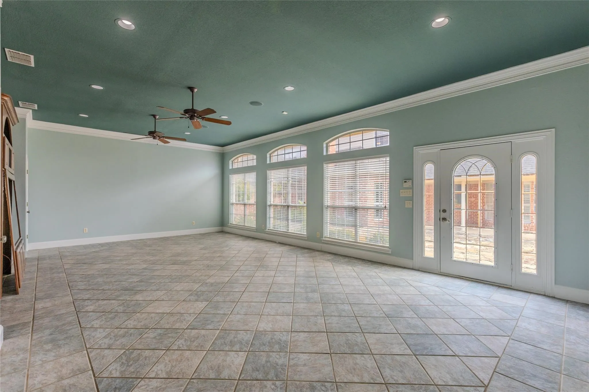 Single Family Residence For Sale in Hunt County , 6400 Creekside Drive, Greenville, Texas 75402, 5 Bedroom, 5 Bathroom, 3 Garage spaces, 4,435 Sqft, built in 1990, Preowned, Price $549,650, mls#21260952, Real Estate Agent in Greenville, Homes For Sale in Hunt county, Homes For Sale in Greenville, Realtor in Greenville Texas, Real Estate Brokerage Independent Realty Texas, Luminita Cordes Realtor