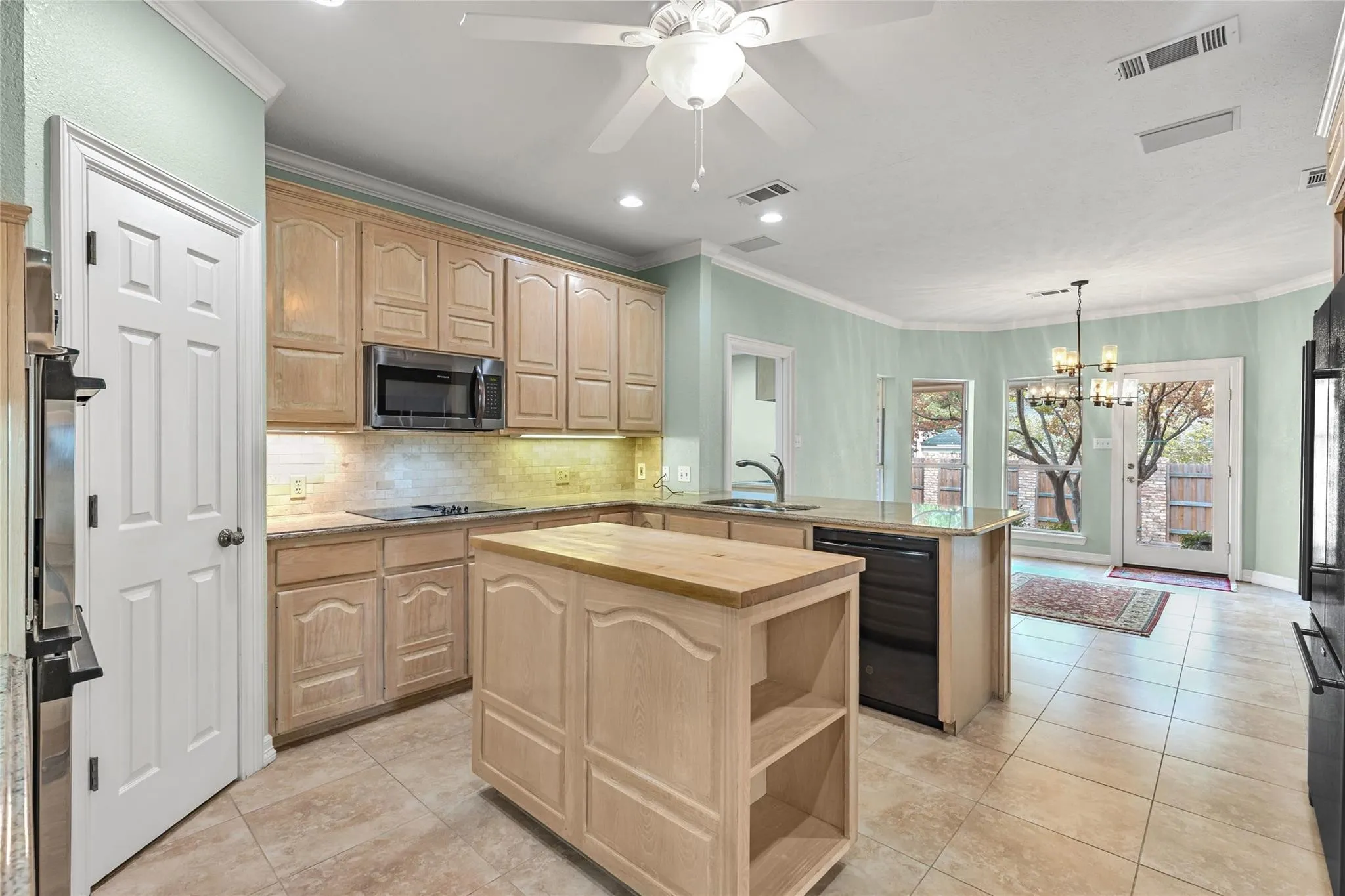 Single Family Residence For Sale in Hunt County , 6400 Creekside Drive, Greenville, Texas 75402, 5 Bedroom, 5 Bathroom, 3 Garage spaces, 4,435 Sqft, built in 1990, Preowned, Price $549,650, mls#21260952, Real Estate Agent in Greenville, Homes For Sale in Hunt county, Homes For Sale in Greenville, Realtor in Greenville Texas, Real Estate Brokerage Independent Realty Texas, Luminita Cordes Realtor