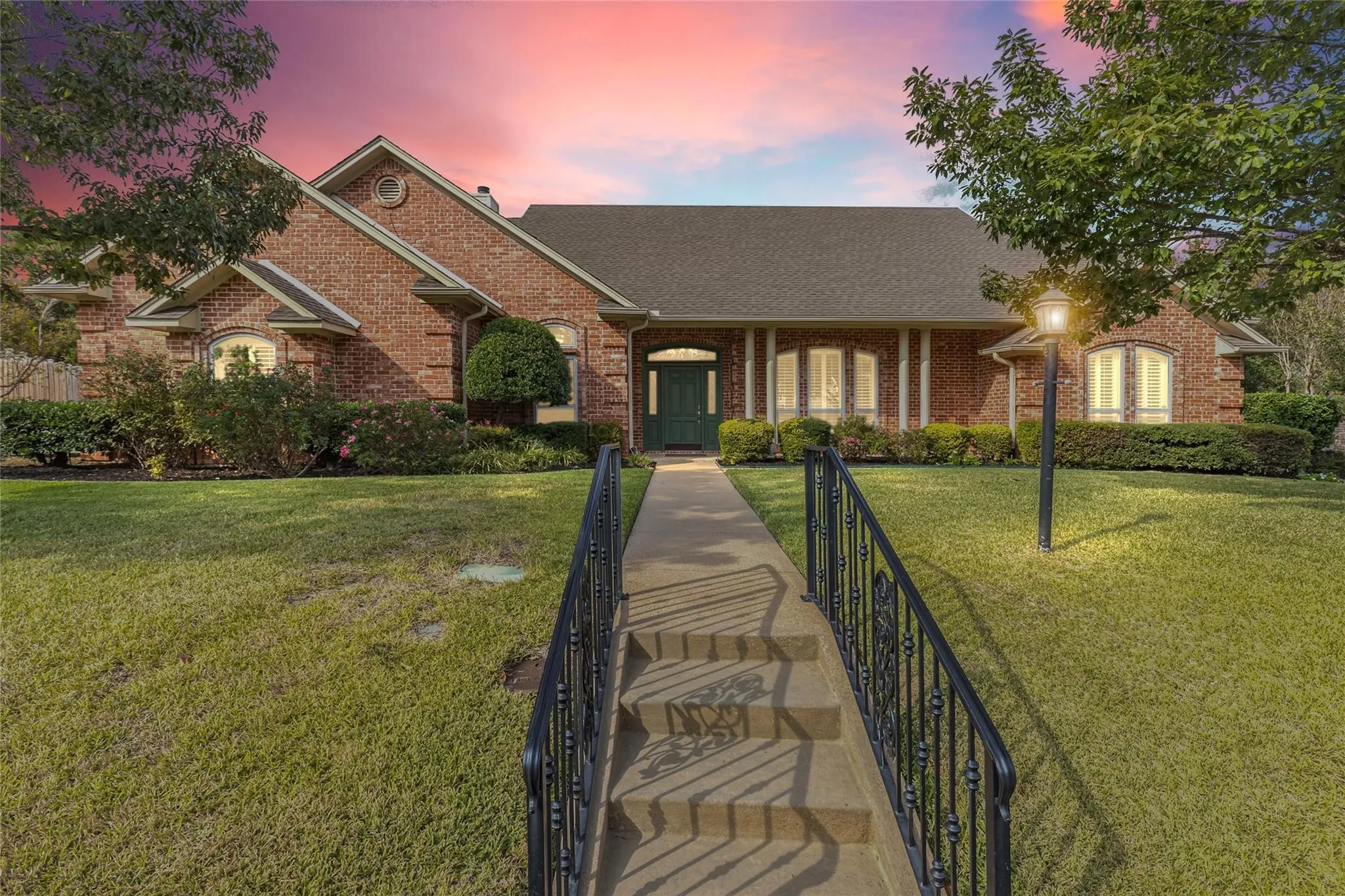 Single Family Residence For Sale in Hunt County , 6400 Creekside Drive, Greenville, Texas 75402, 5 Bedroom, 5 Bathroom, 3 Garage spaces, 4,435 Sqft, built in 1990, Preowned, Price $549,650, mls#21260952, Real Estate Agent in Greenville, Homes For Sale in Hunt county, Homes For Sale in Greenville, Realtor in Greenville Texas, Real Estate Brokerage Independent Realty Texas, Luminita Cordes Realtor