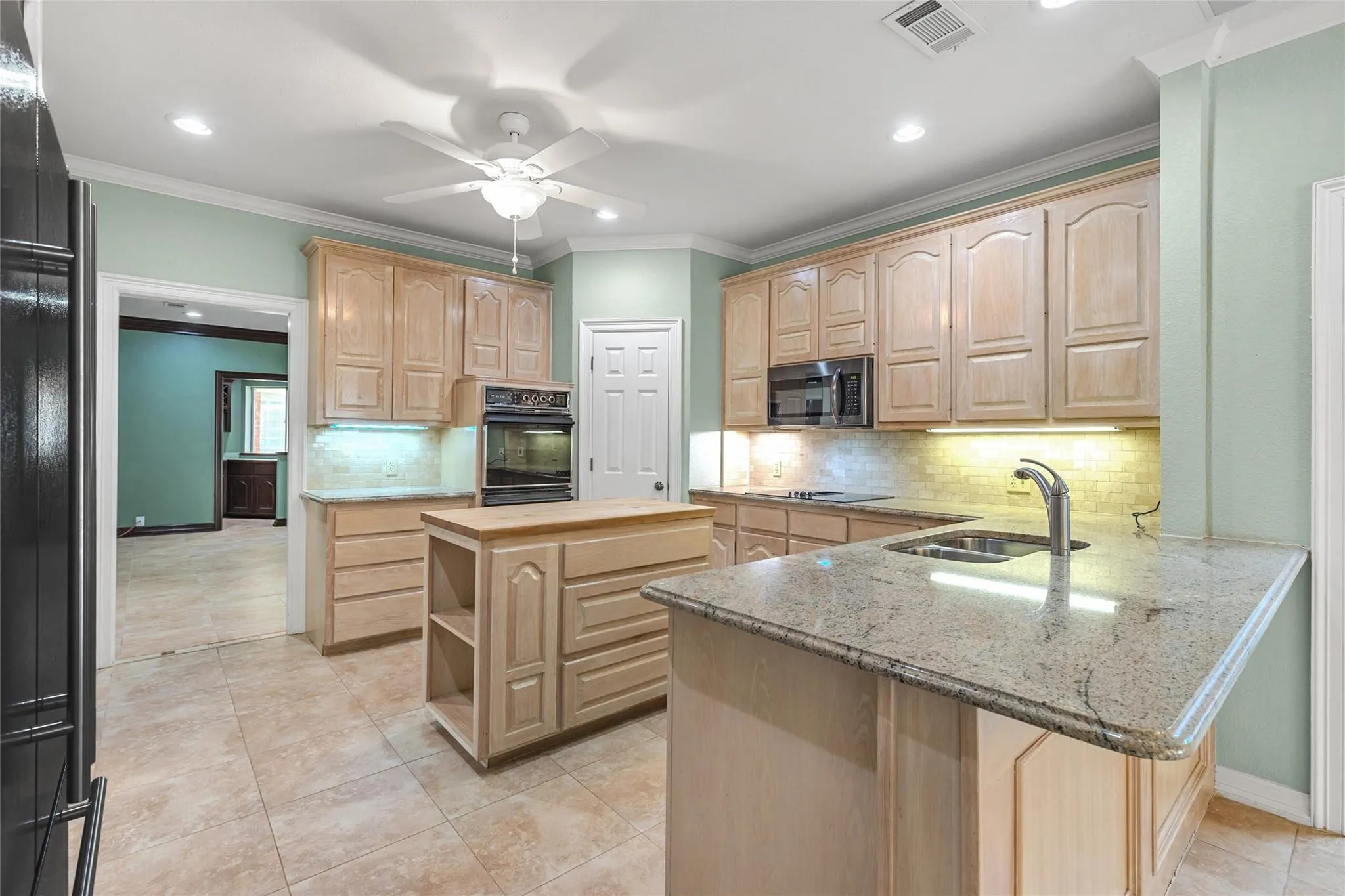 Single Family Residence For Sale in Hunt County , 6400 Creekside Drive, Greenville, Texas 75402, 5 Bedroom, 5 Bathroom, 3 Garage spaces, 4,435 Sqft, built in 1990, Preowned, Price $549,650, mls#21260952, Real Estate Agent in Greenville, Homes For Sale in Hunt county, Homes For Sale in Greenville, Realtor in Greenville Texas, Real Estate Brokerage Independent Realty Texas, Luminita Cordes Realtor